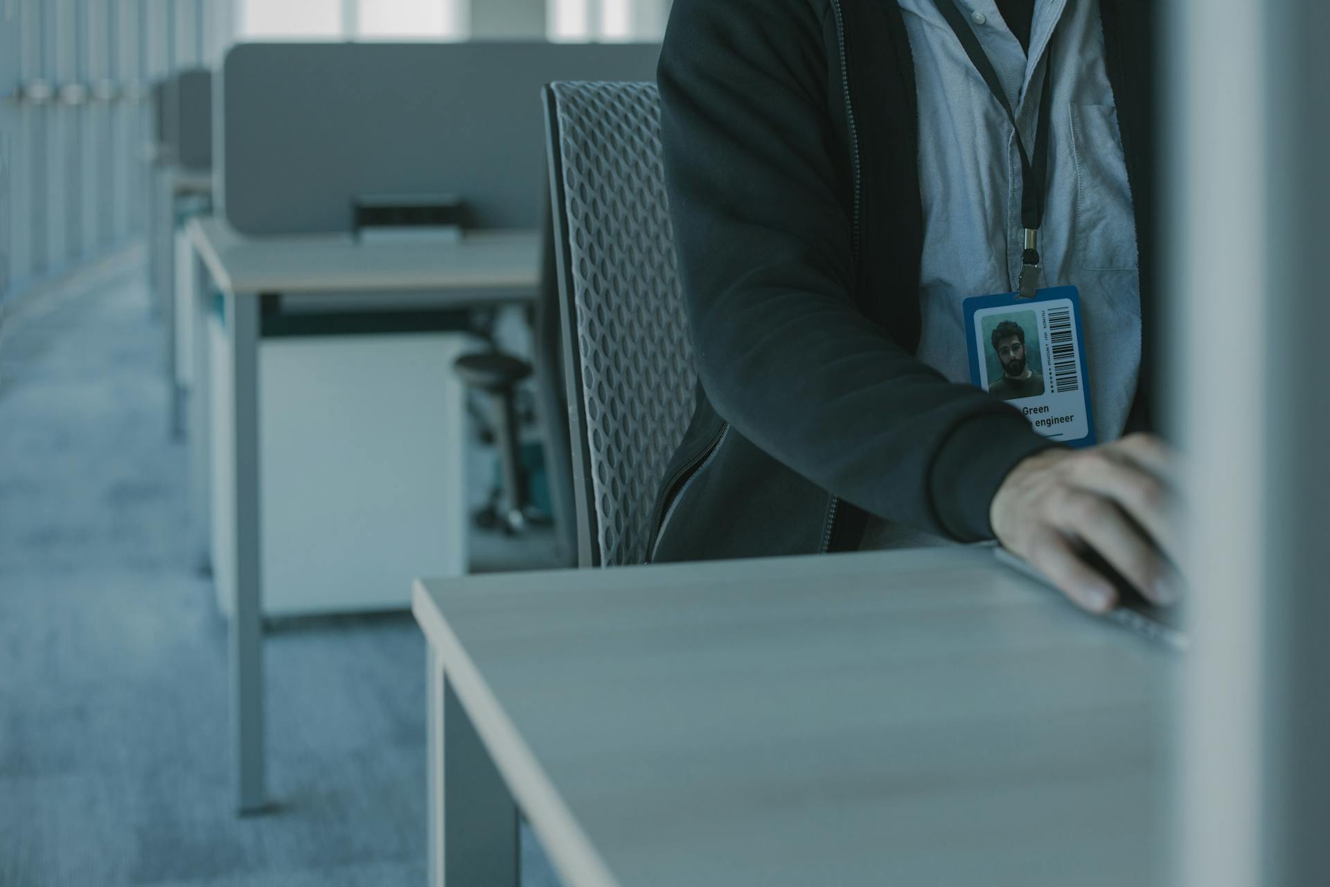 Um homem trabalhando em seu escritório | Fonte: Pexels