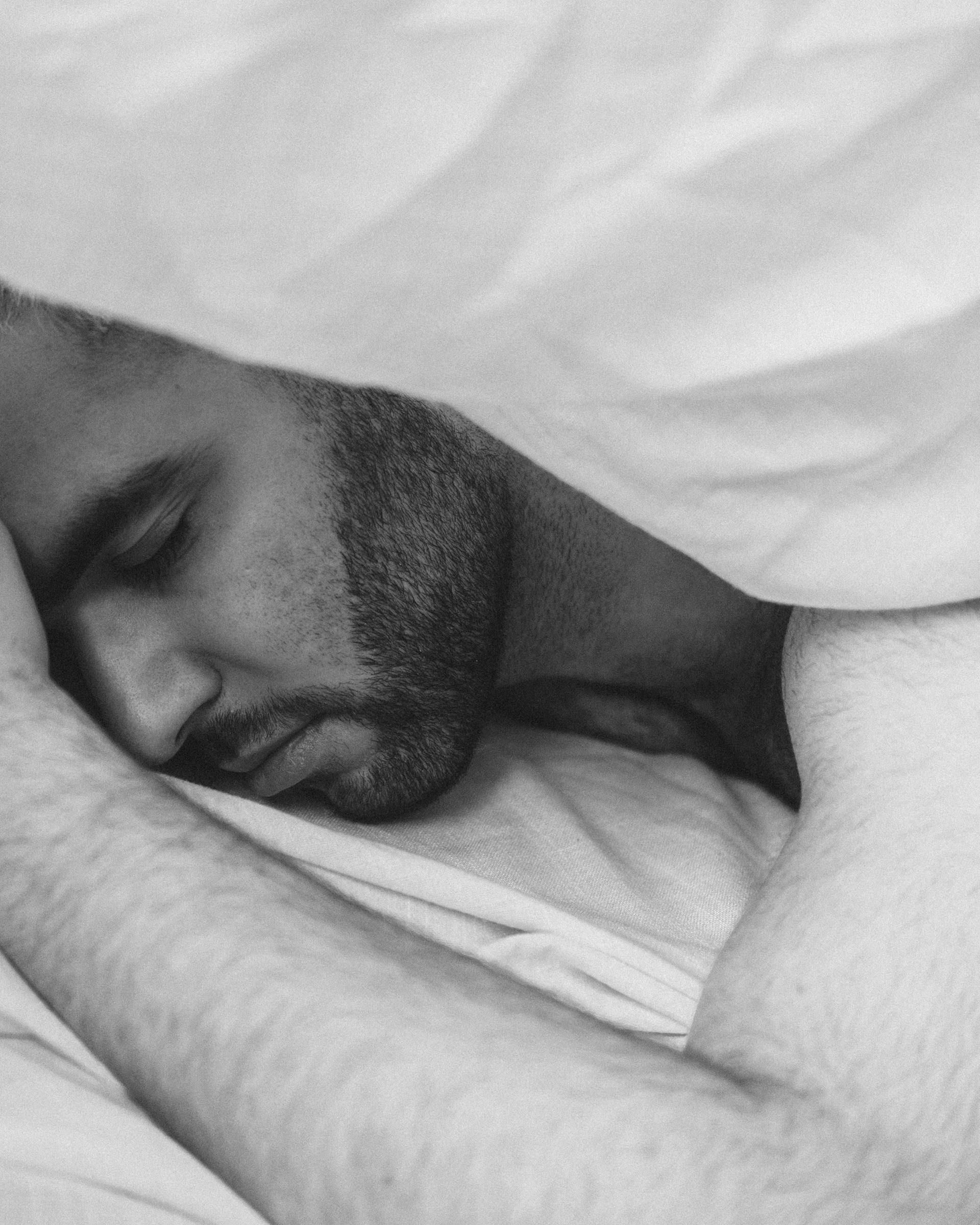 A man sleeping in his bed | Source: Pexels