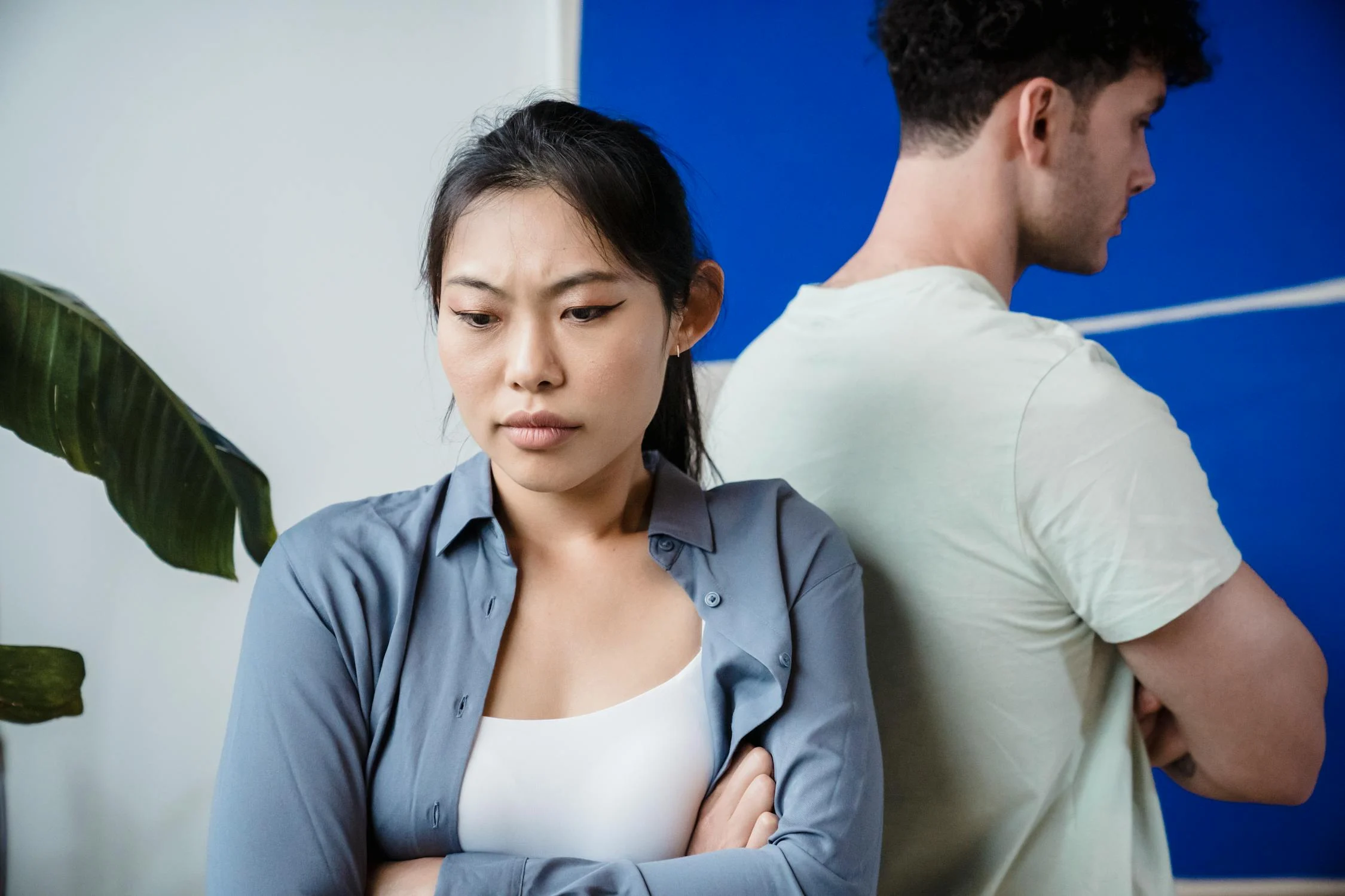 A couple turning their back on each other | Source: Pexels