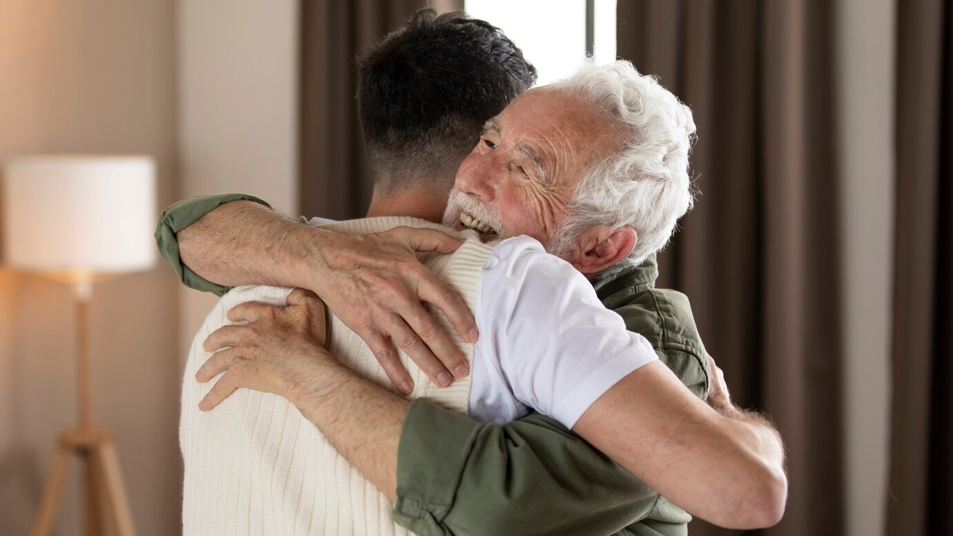 A man hugging his son | Source: Freepik