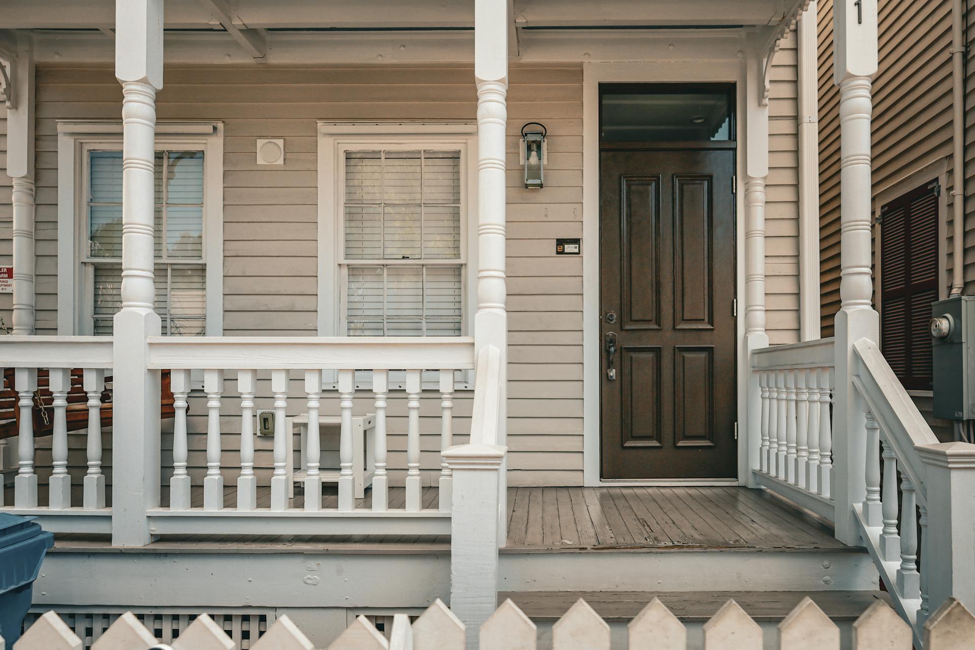 An empty porch | Source: Pexels