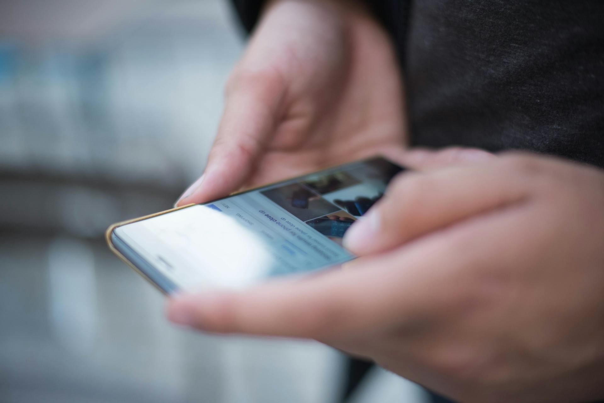 A woman holding her phone | Source: Pexels