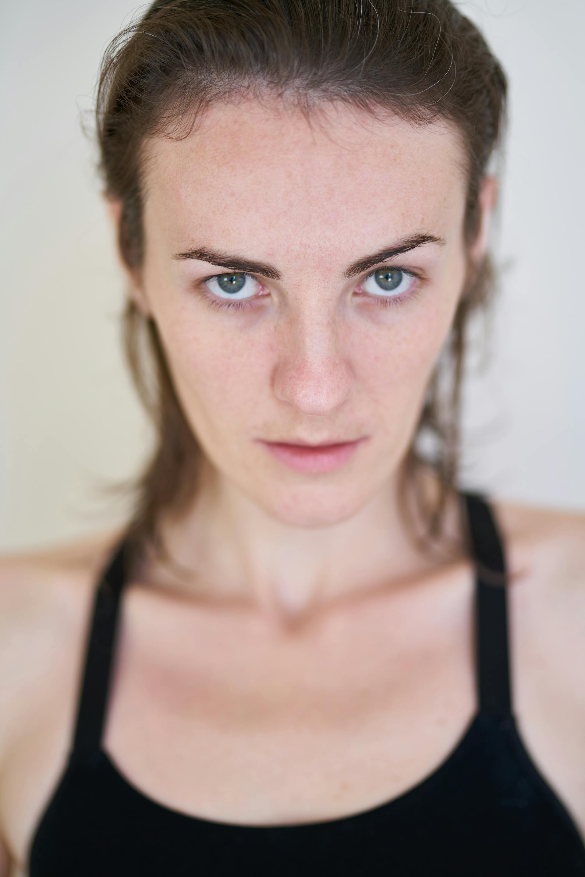 A woman glaring at someone | Source: Pexels