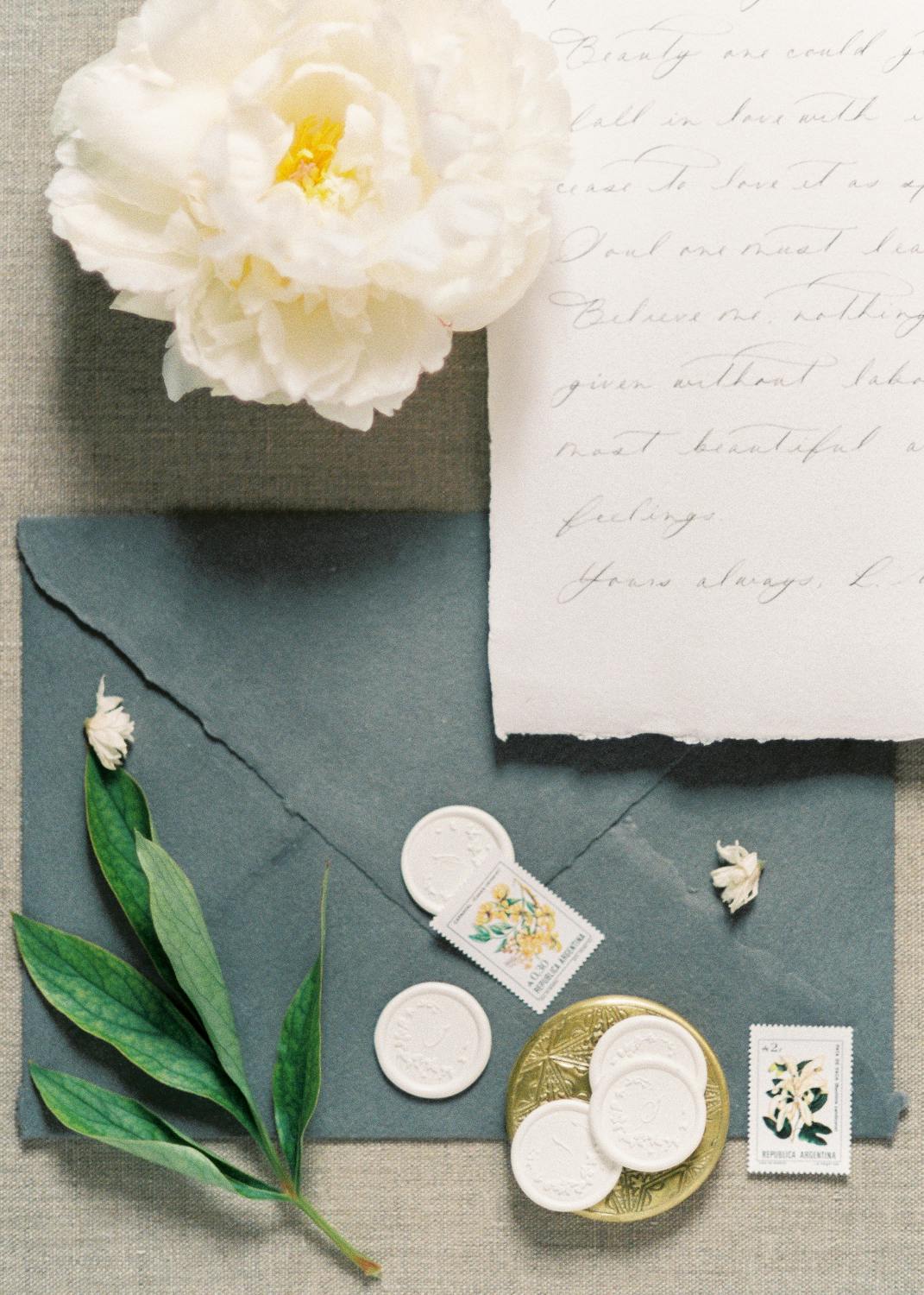 A handwritten letter and flowers | Source: Pexels