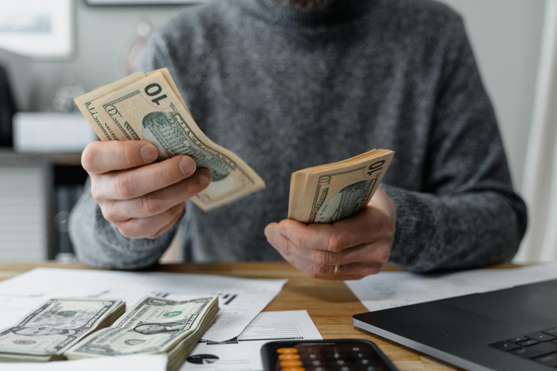 A man counting money | Source: Pexels