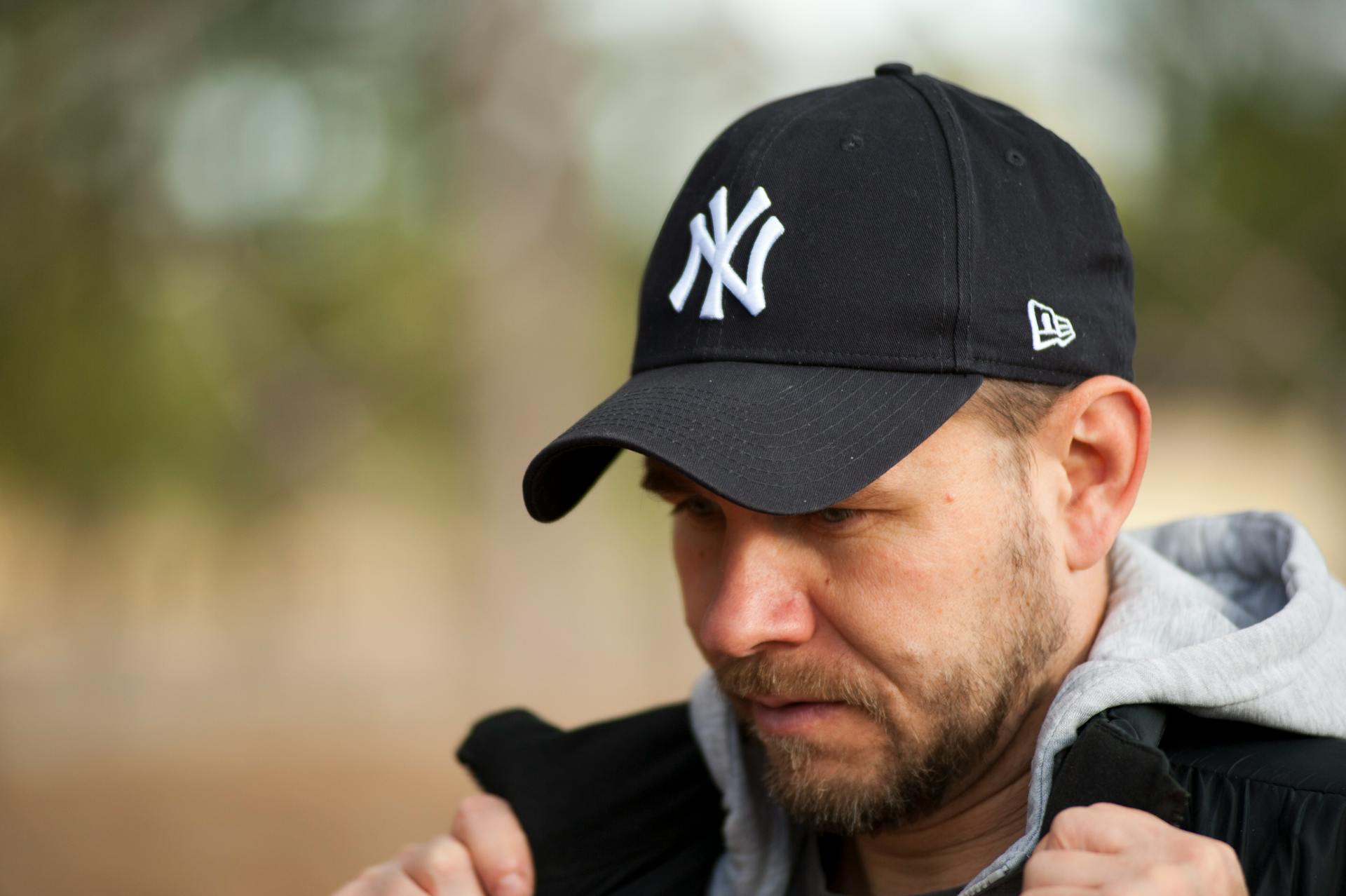 Man wearing a hoodie and a baseball cap | Source: Pexels