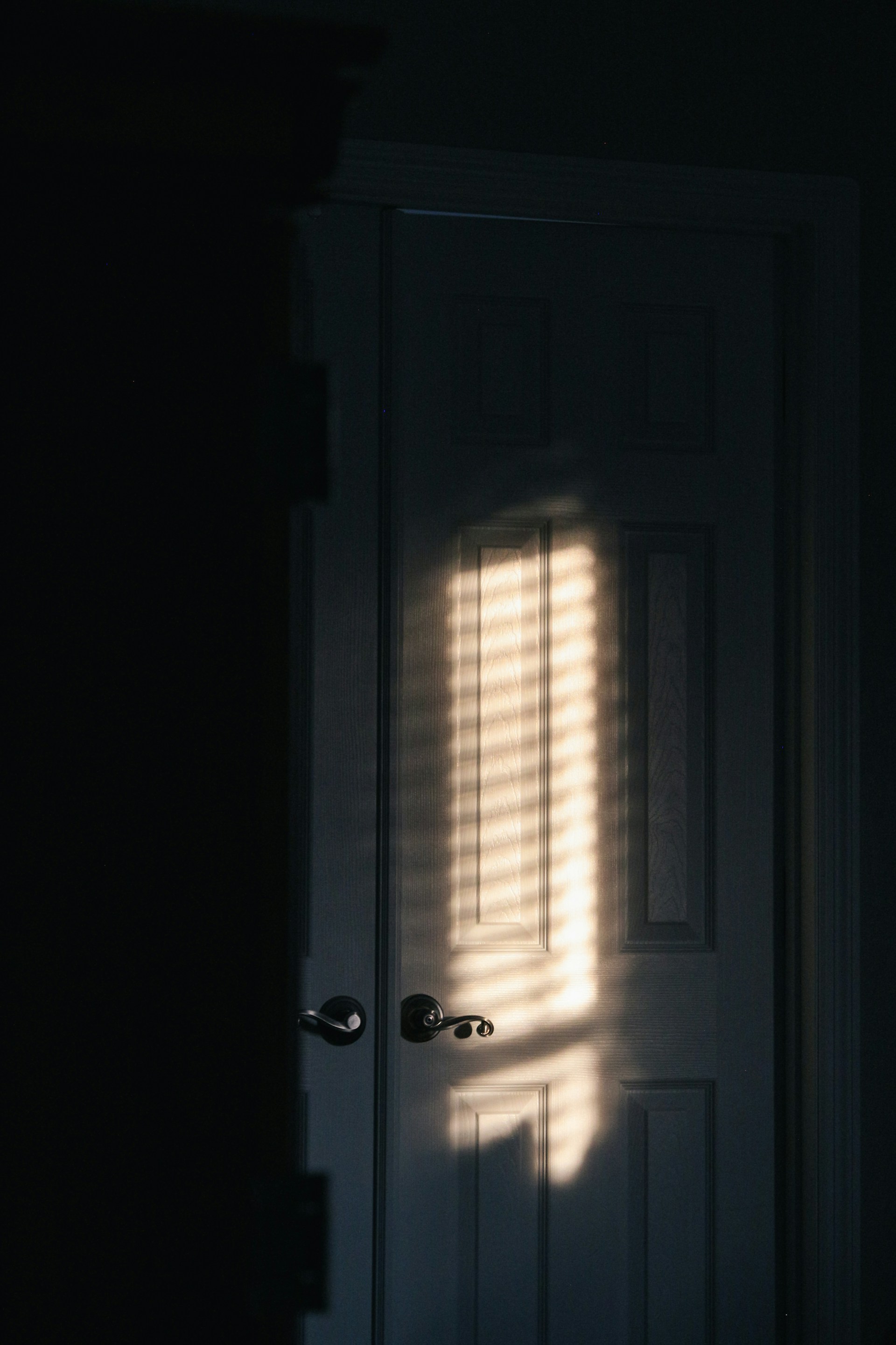 Focus shot of a closed door | Source: Unsplash