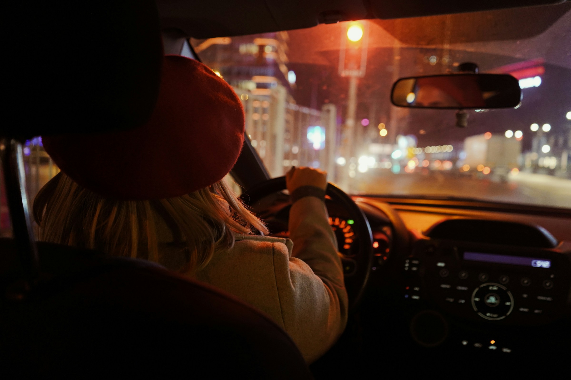 Une femme au volant d'une voiture | Source : Unsplash