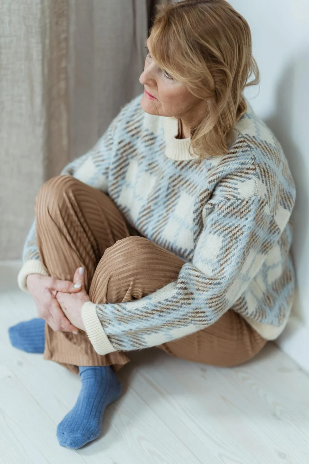 A woman sitting on the floor | Source: Pexels