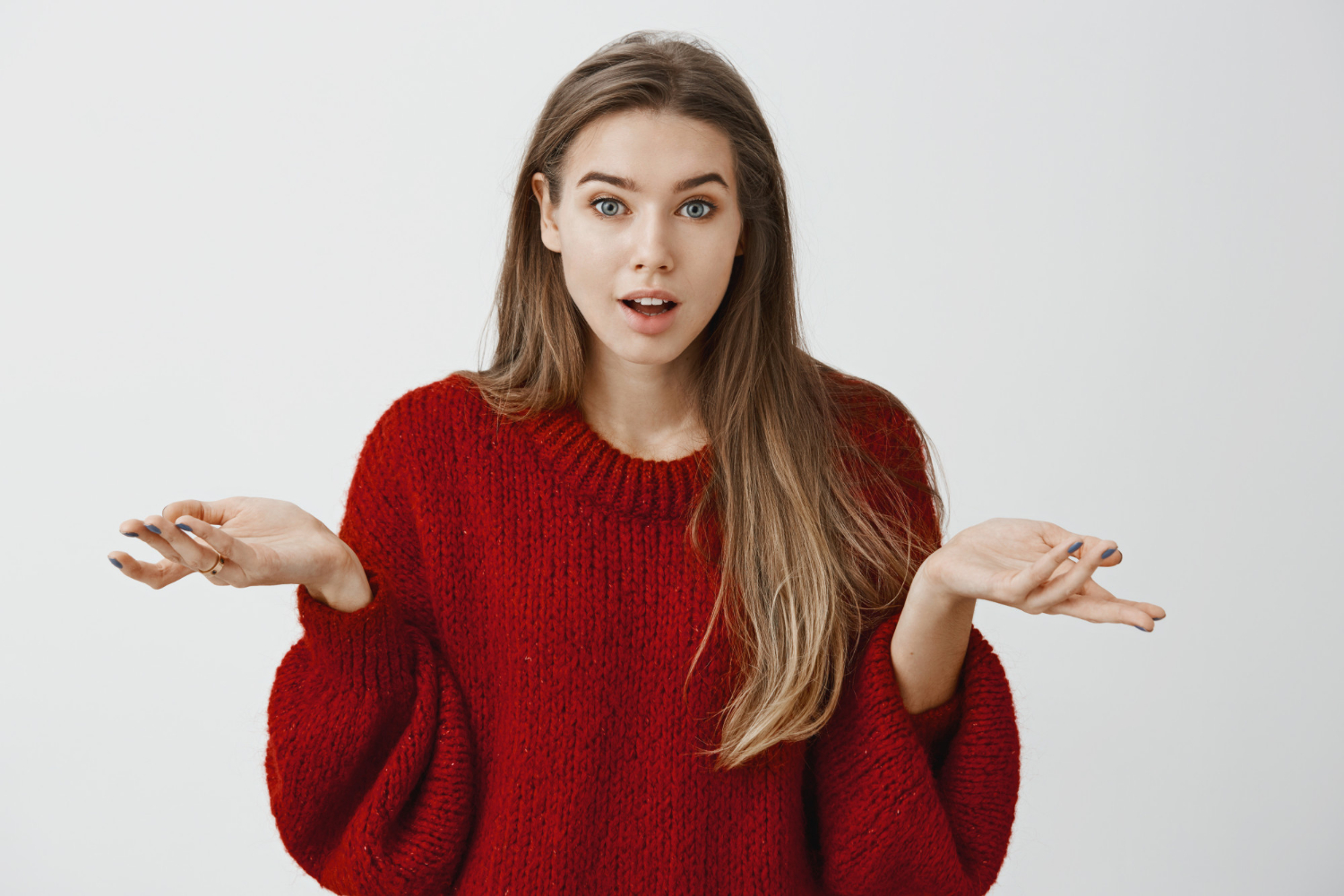 Uma mulher dando de ombros | Fonte: Freepik