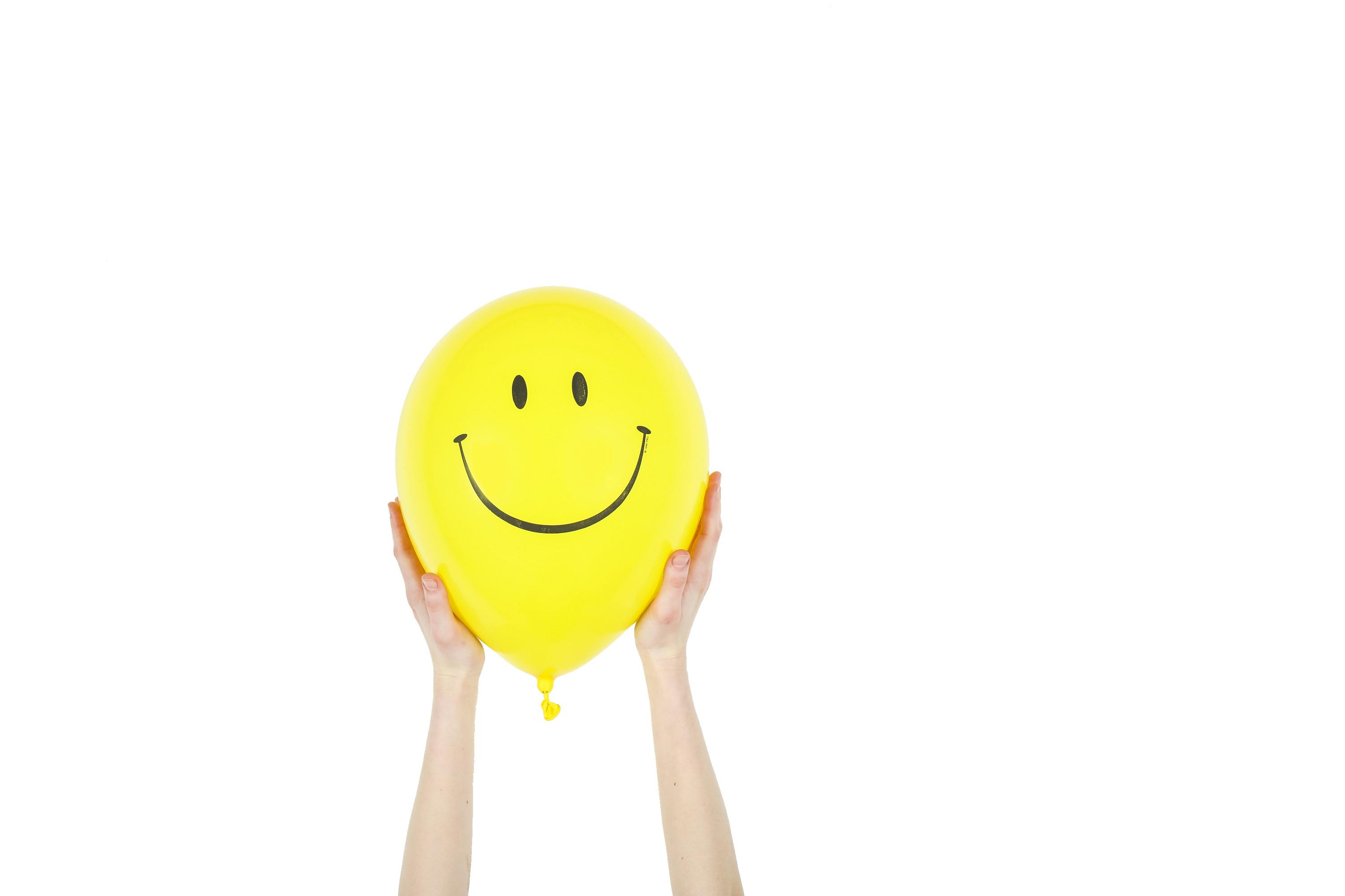 Someone holding a big yellow balloon | Source: Pexels