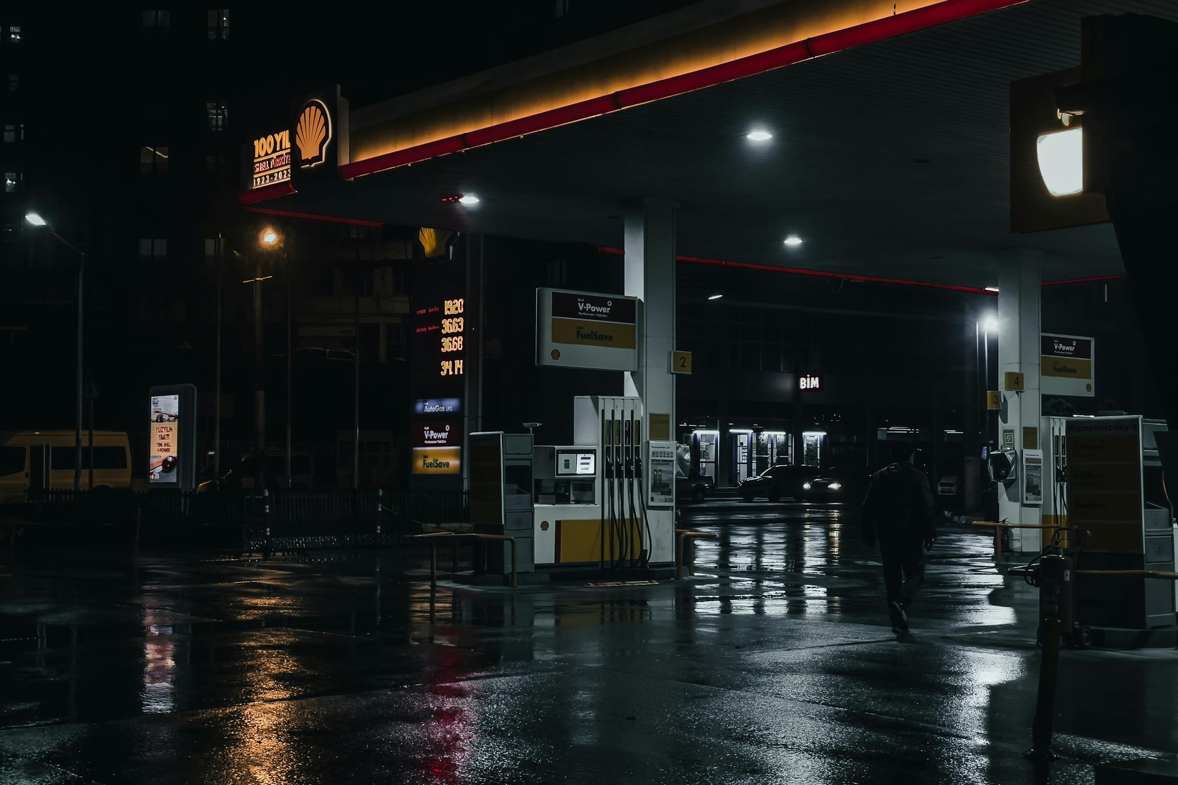 A gas station at night | Source: Pexels