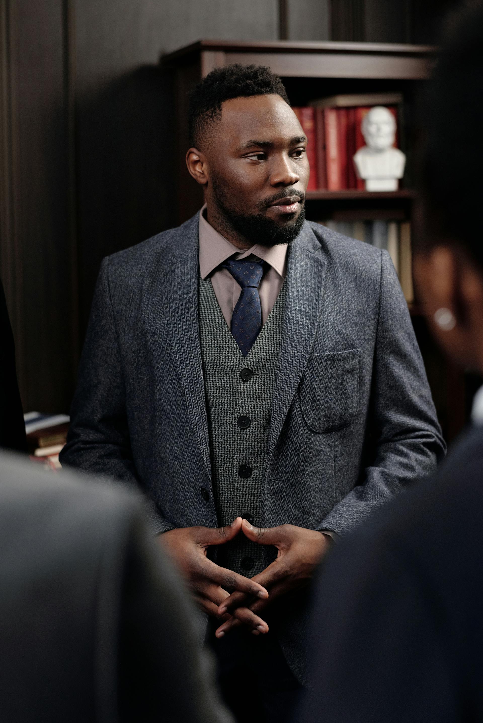 A man looking sideways | Source: Pexels