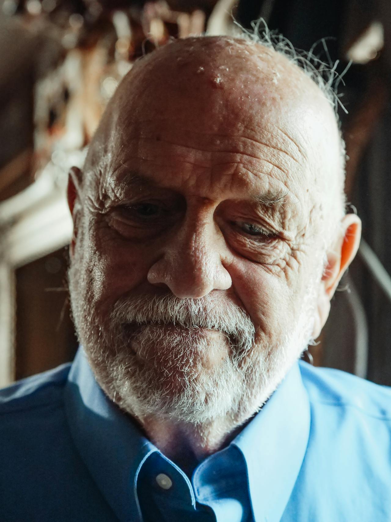 A thoughtful elderly man smiling | Source: Pexels