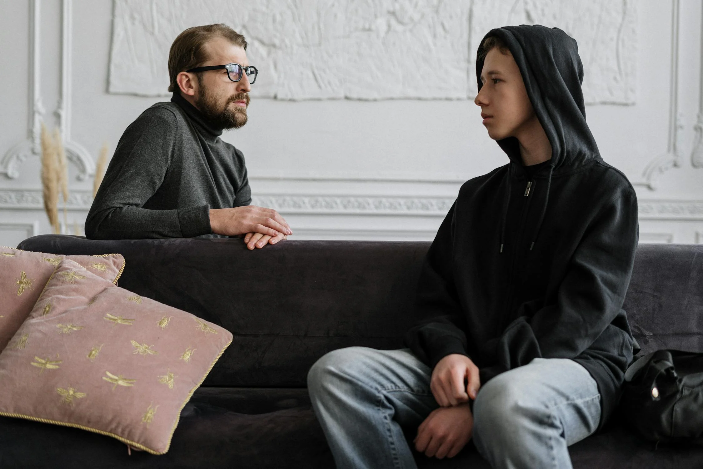 A father talking to his son | Source: Pexels