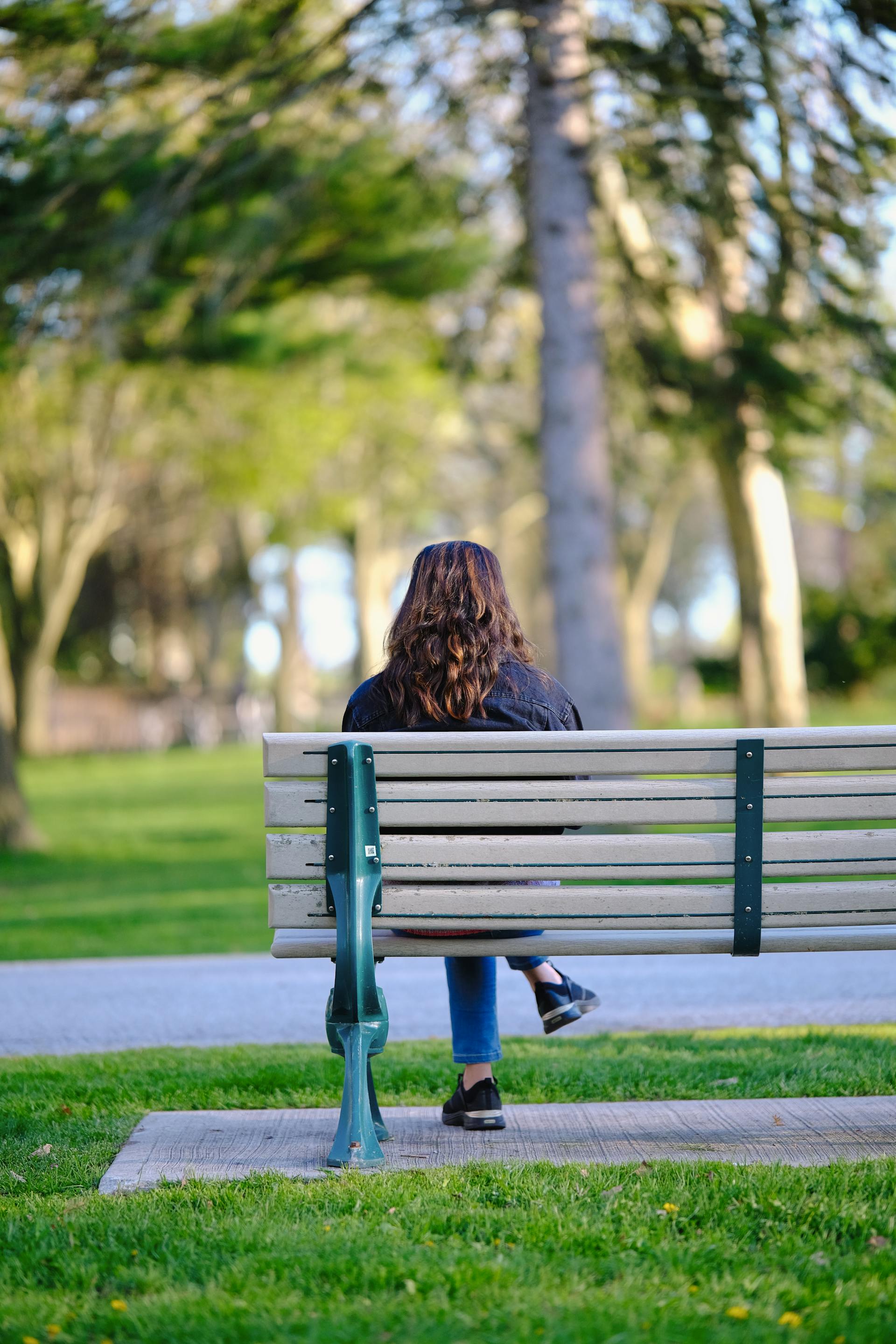 A woman sitting on a bench | Source: Pexels