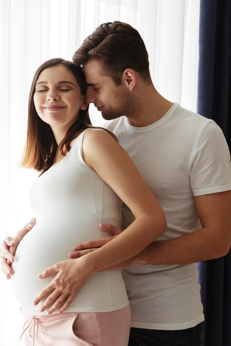 A happy pregnant couple | Source: Freepik