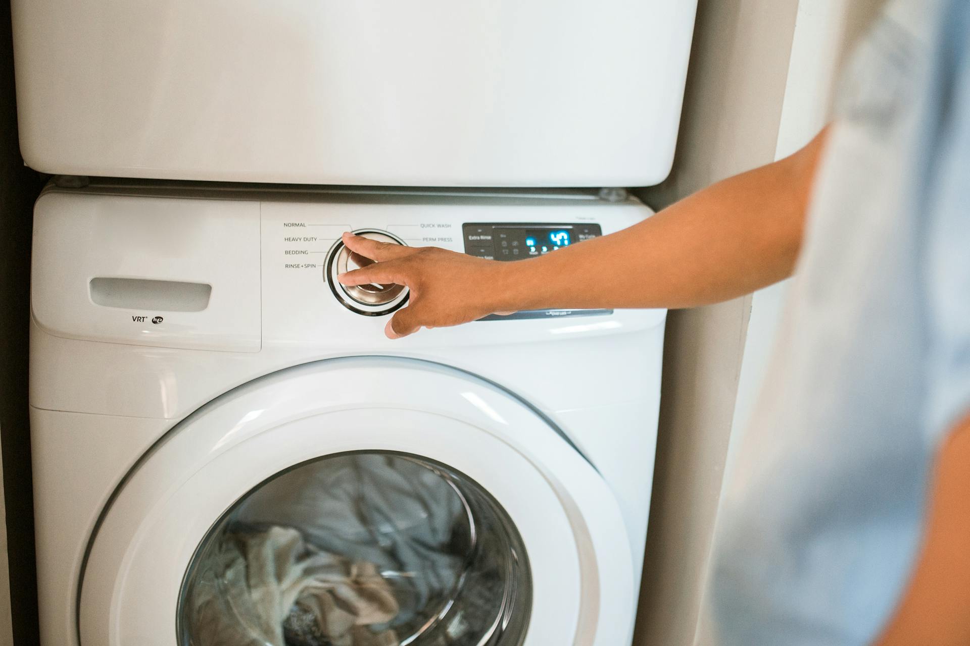 A person doing laundry | Source: Pexels