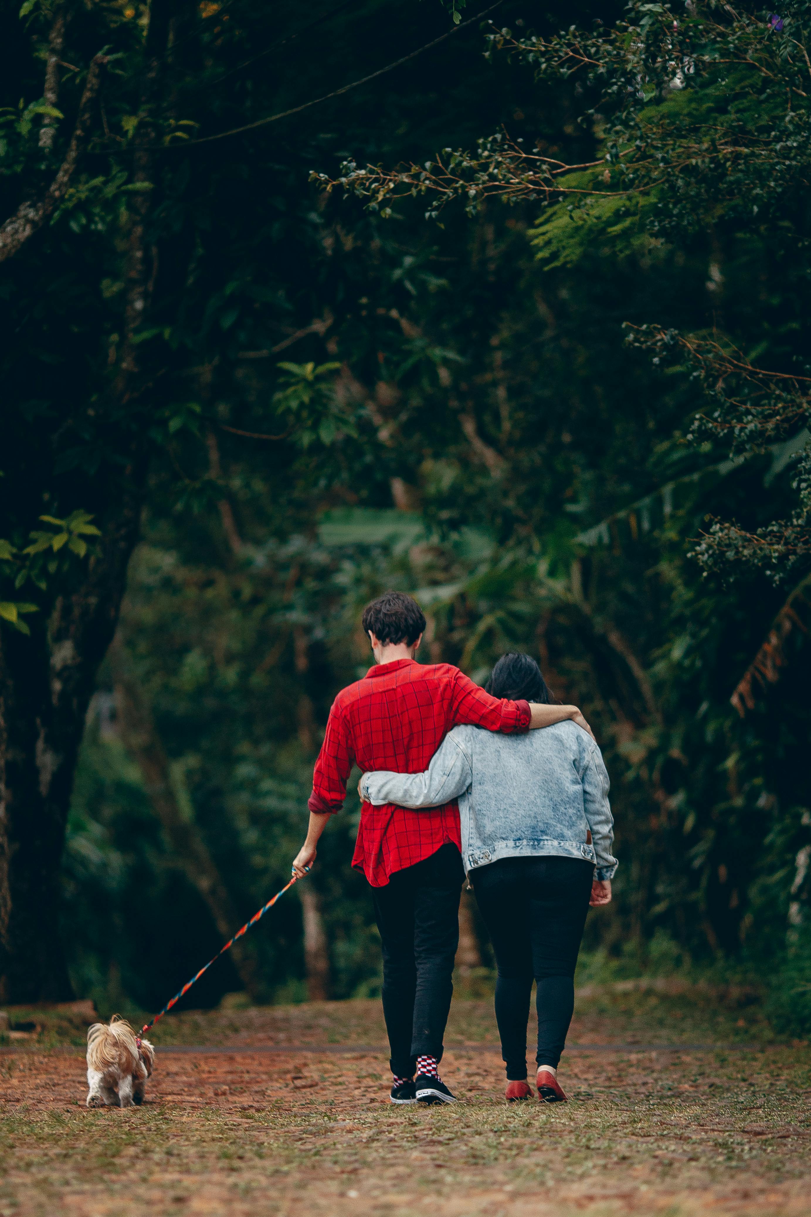 Casal passando tempo de qualidade no parque | Fonte: pexels