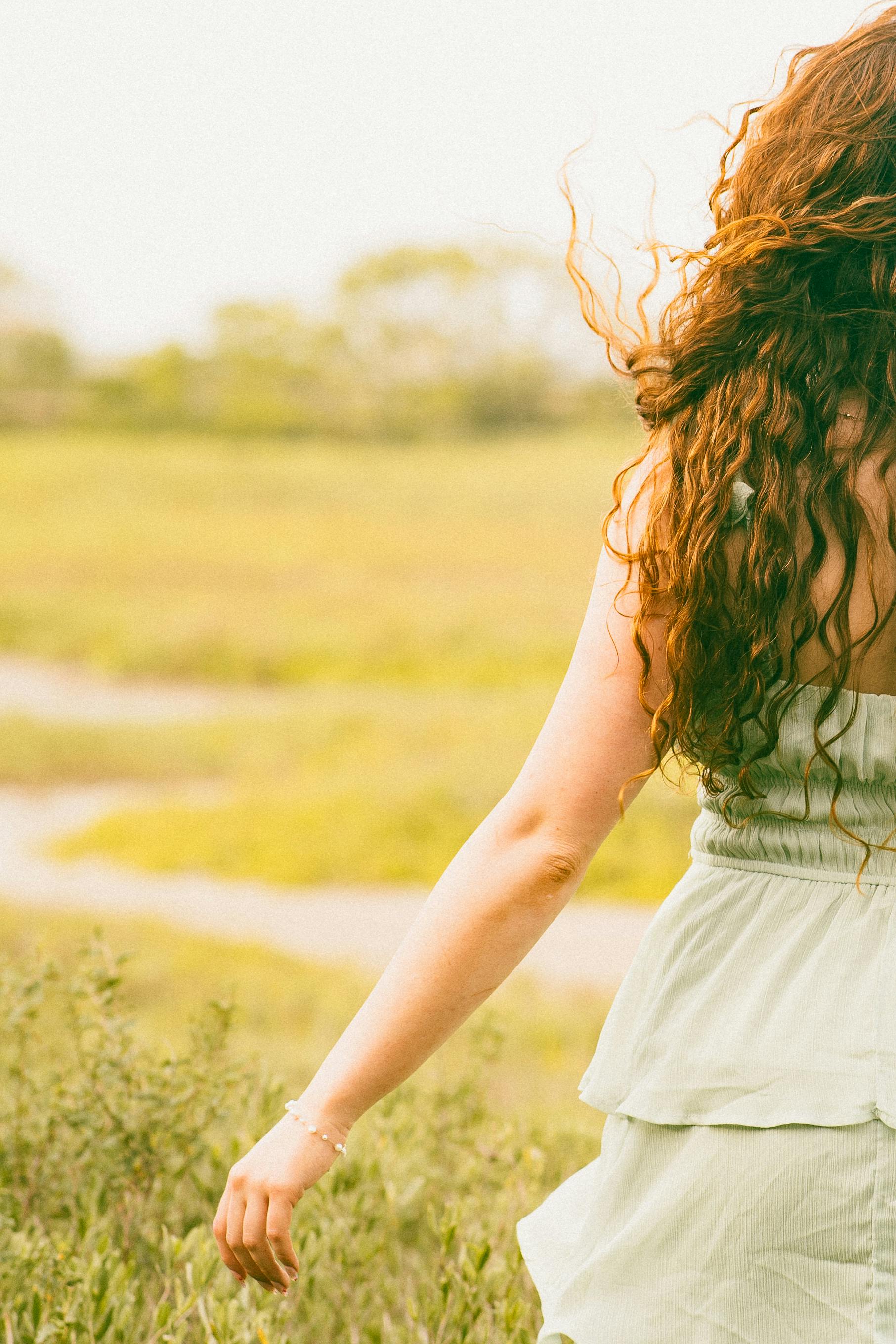 A woman walking away | Source: Pexels