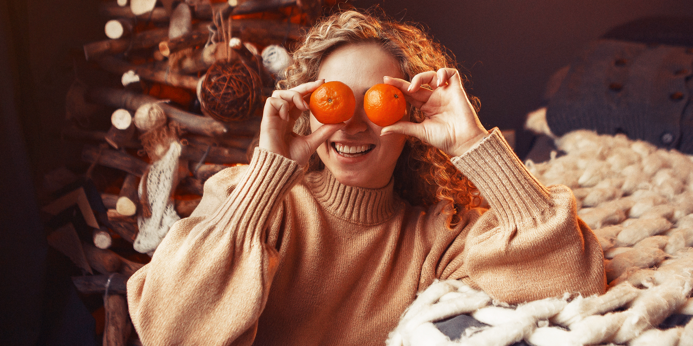 A woman holding oranges in front of her eyes | Source: freepik.com/prostooleh