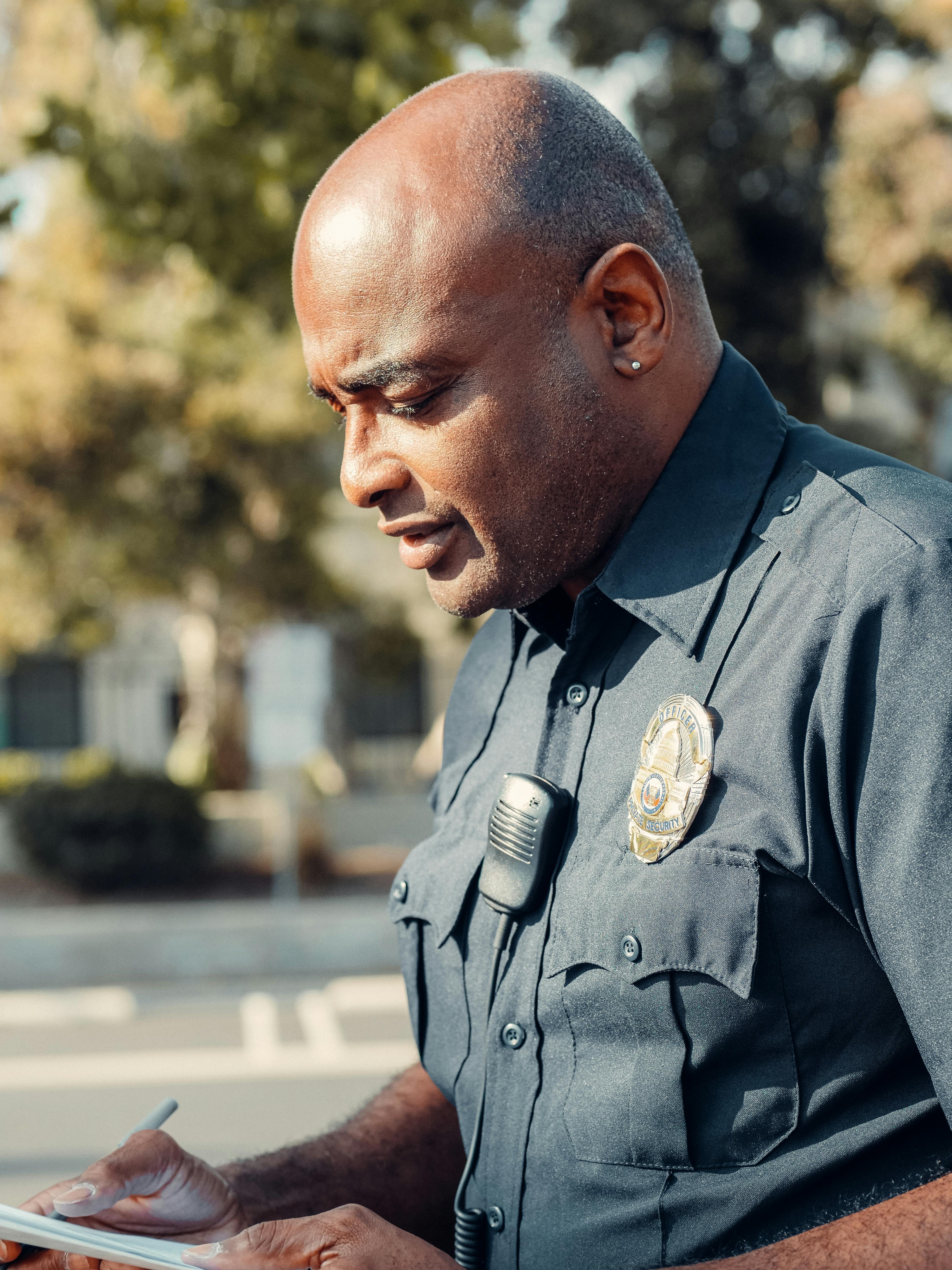 A police officer writing something down | Source: Pexels