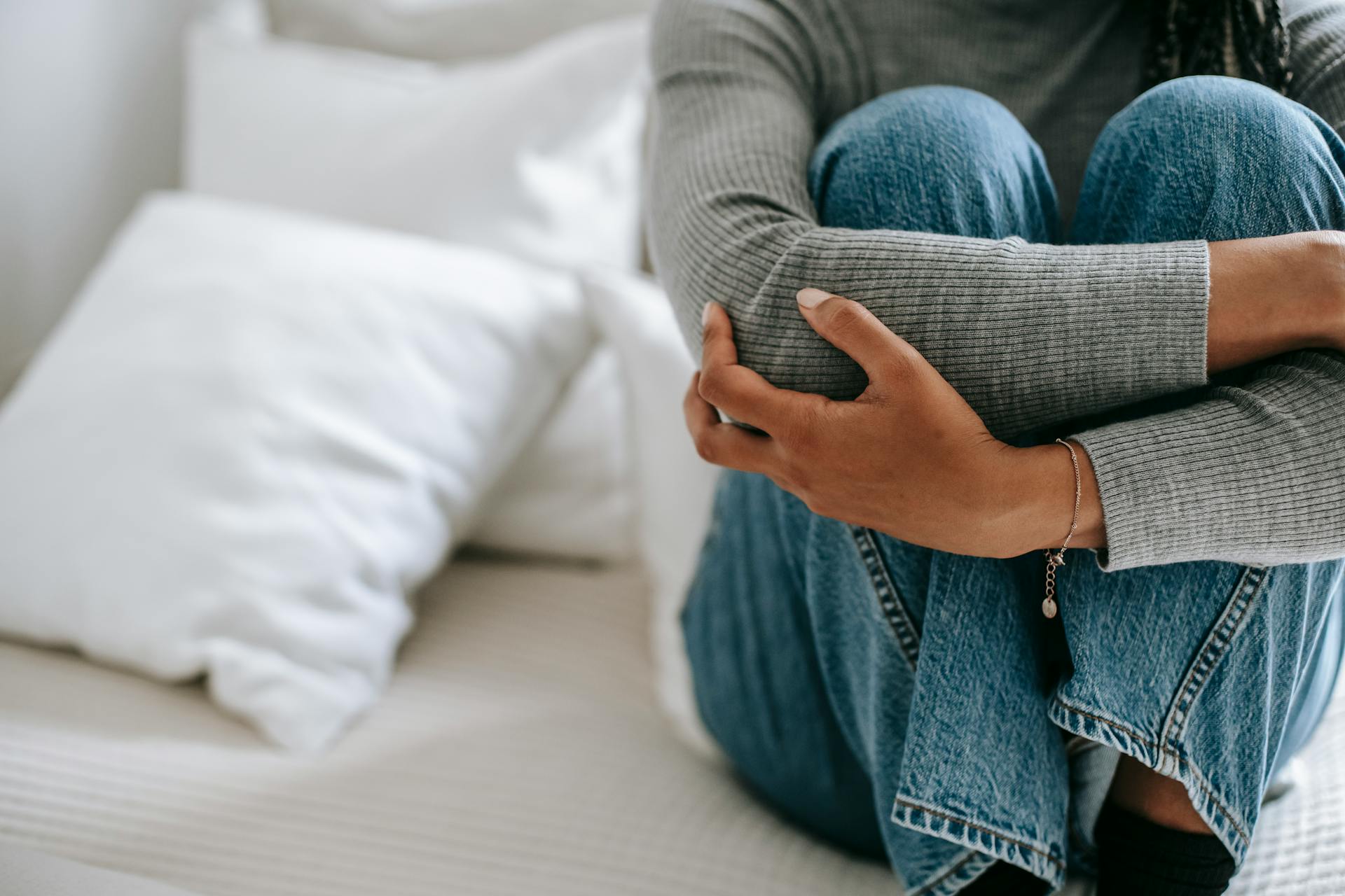 A woman sitting on a bed | Source: Pexels