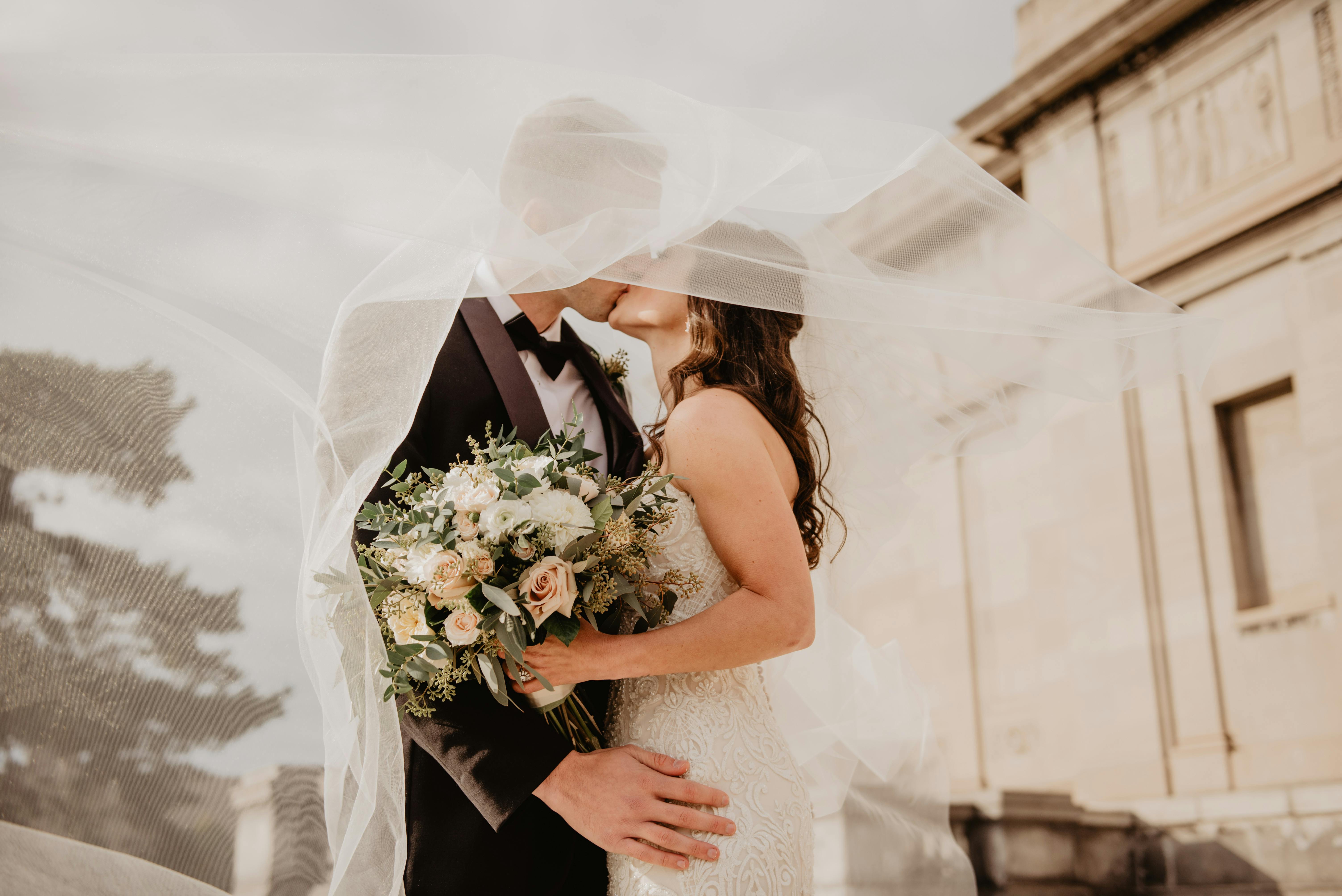 A newly married couple kissing | Source: Pexels