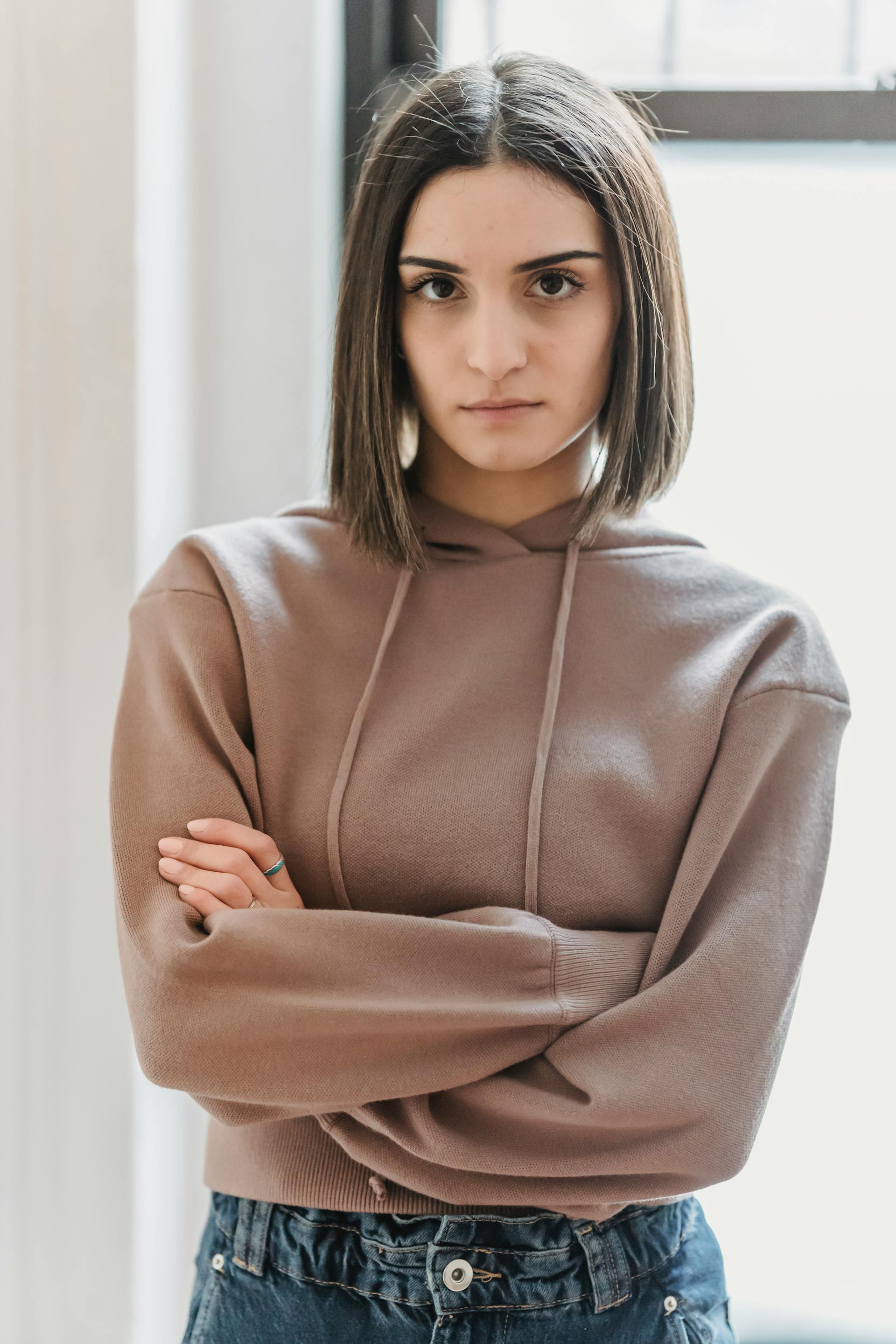 An angry woman glaring | Source: Pexels