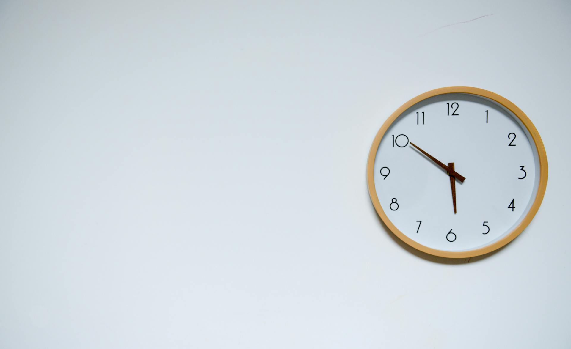 A clock on a wall | Source: Pexels