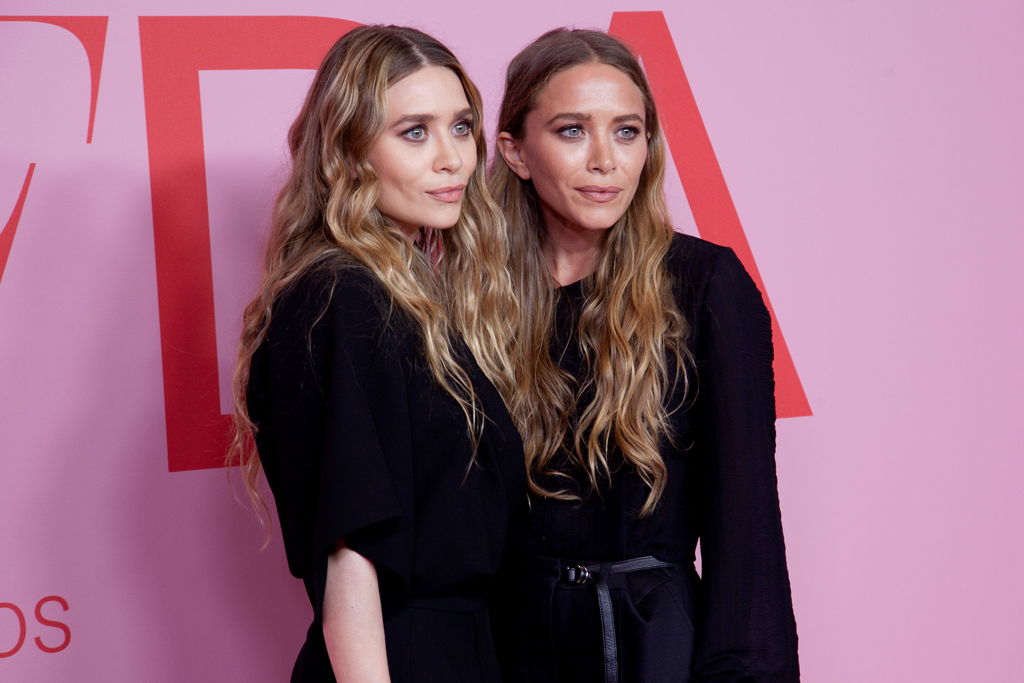 Mary-Kate (R) and Ashley Olsen arrive for the 2019 CFDA fashion awards at the Brooklyn Museum in New York City on June 3, 2019. | Source: Getty Images