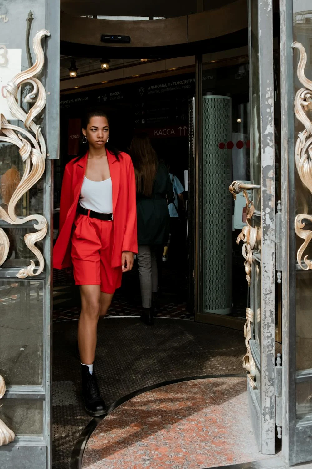 A confident woman walking | Source: Pexels