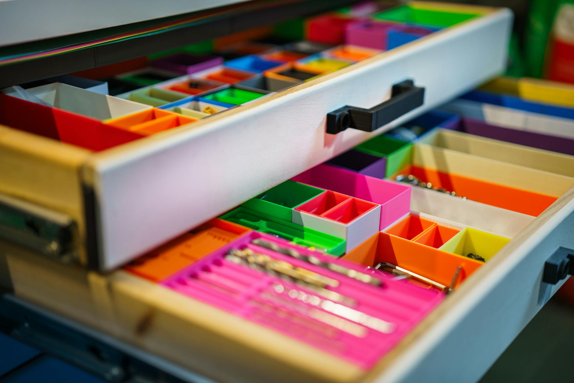 Opened desk drawers | Source: Pexels