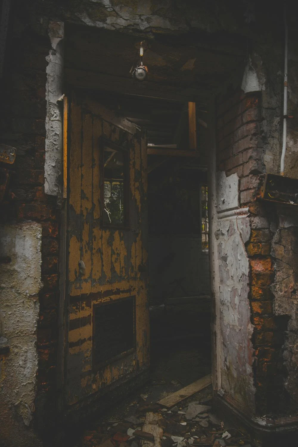 An old rusty door | Source: Pexels