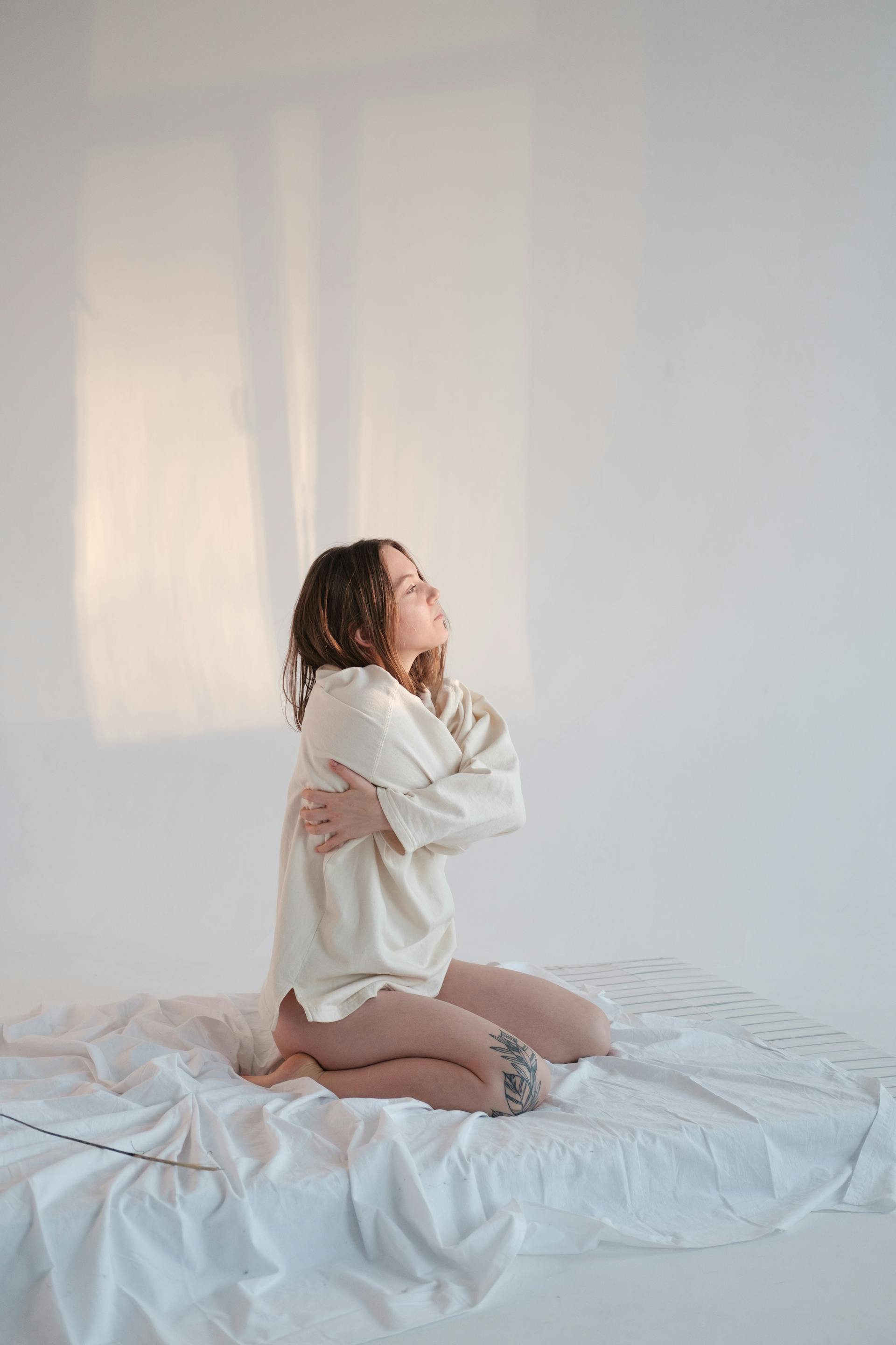 A woman kneeling on a bed | Source: Pexels