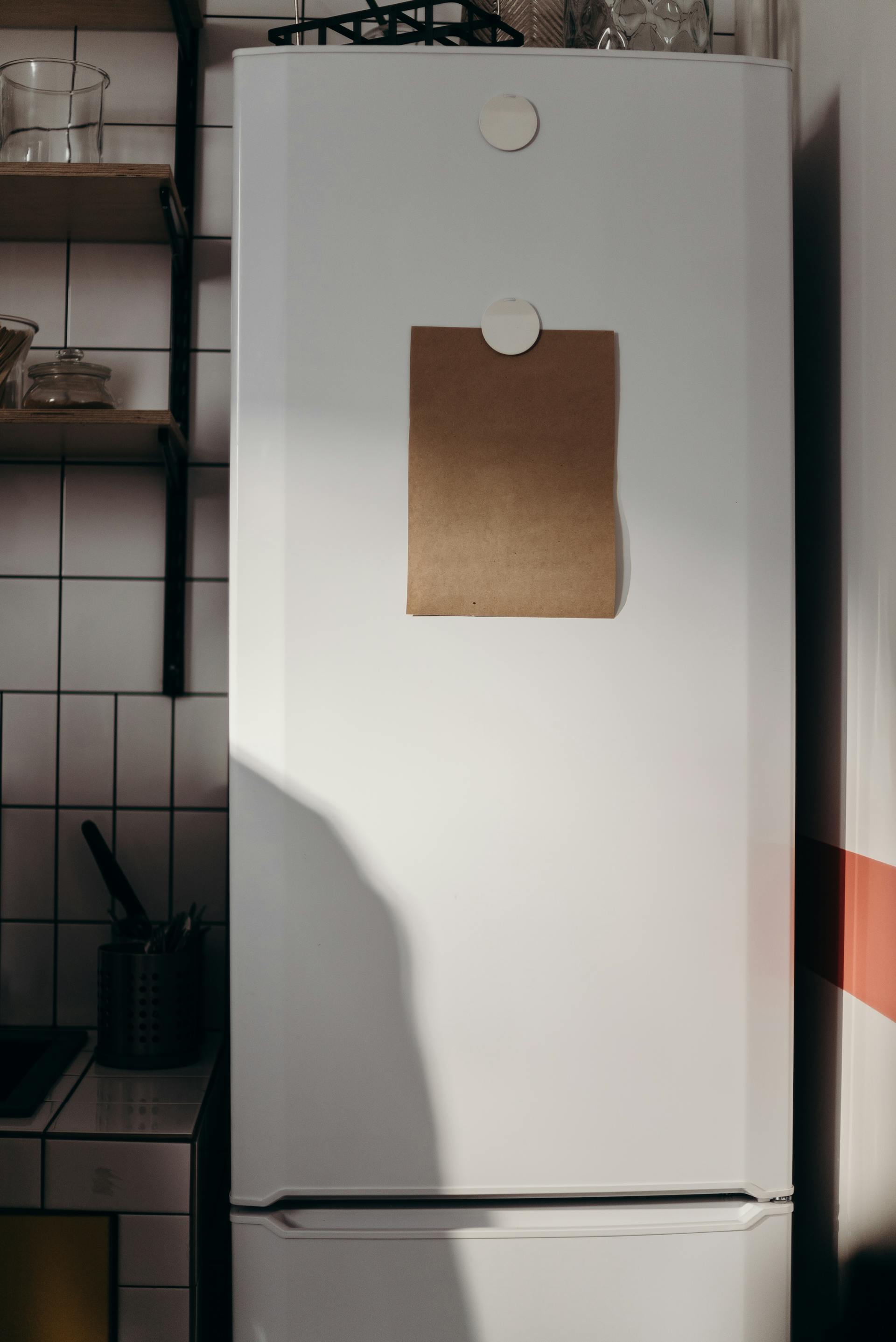 A note pinned on a fridge door | Source: Pexels