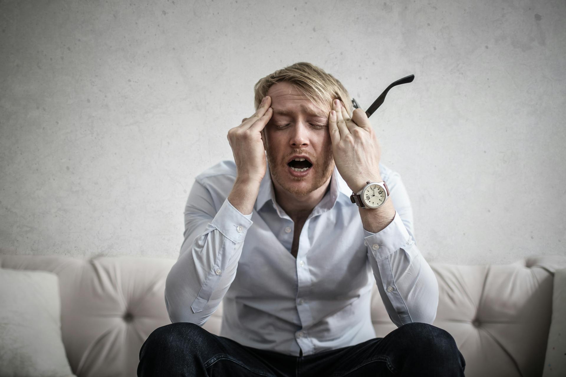 A worried man speaking to someone | Source: Pexels