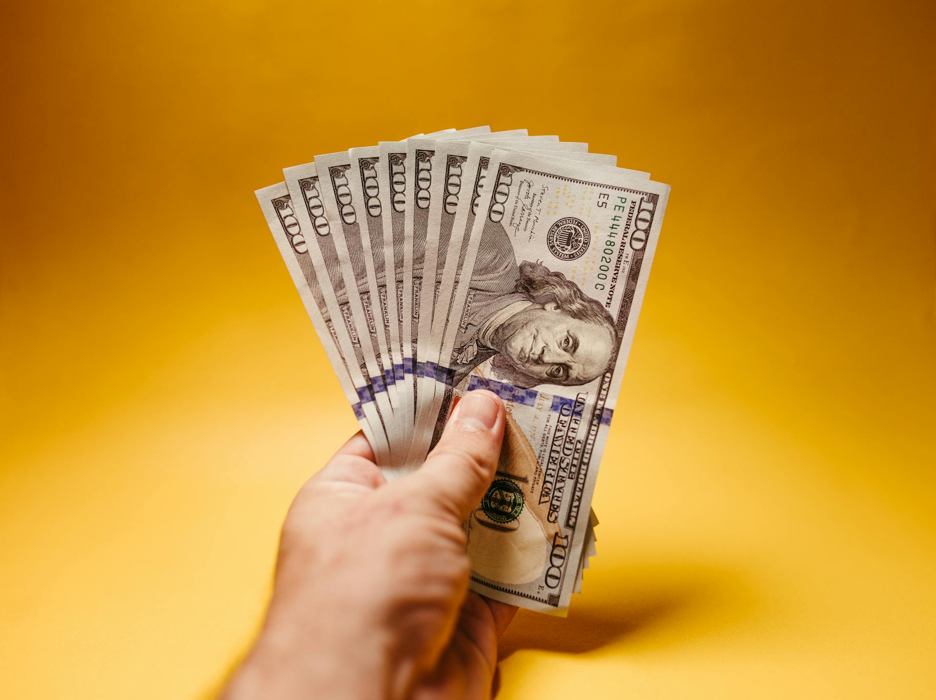 A man handing over money | Source: Pexels