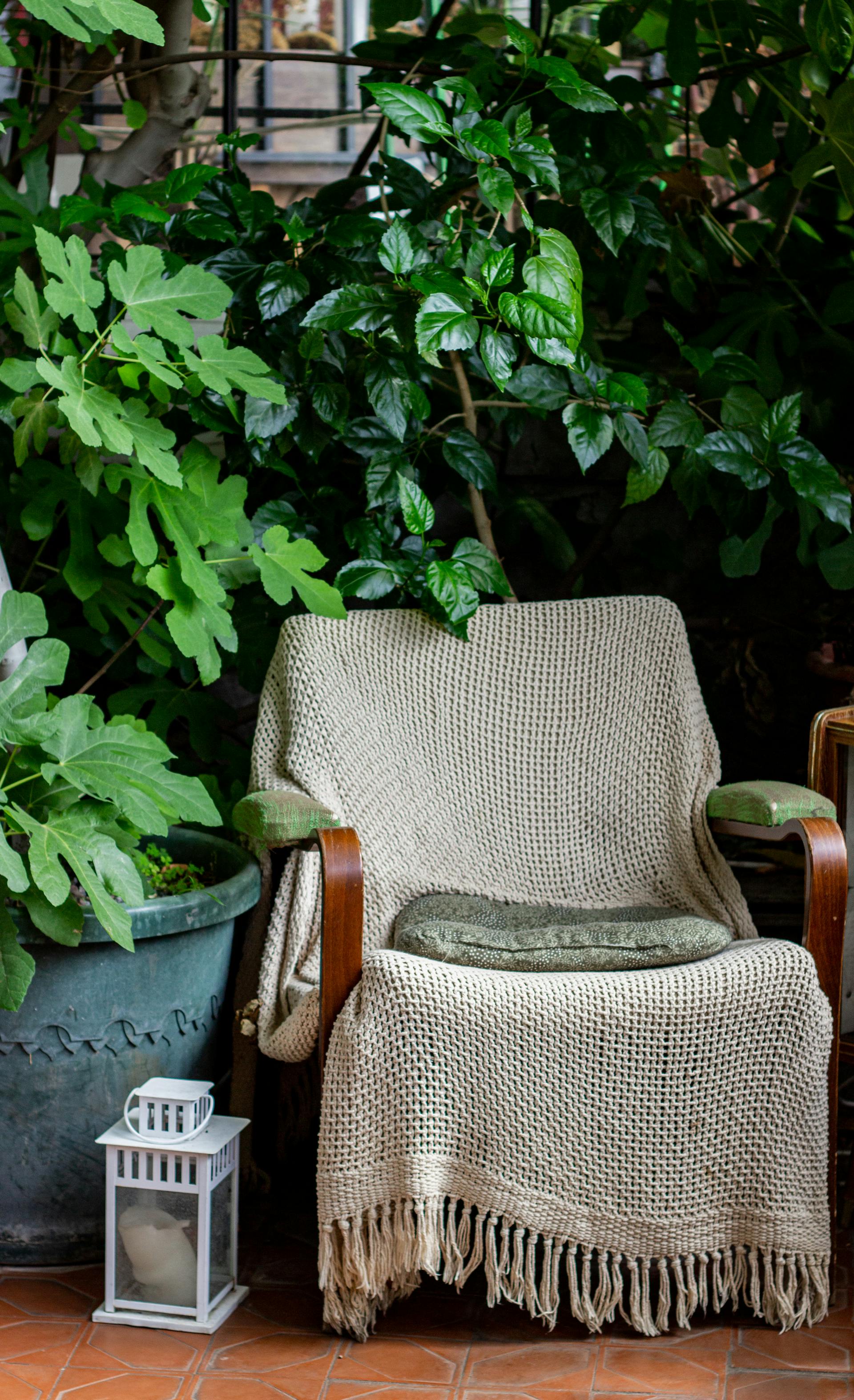 A throw blanket draped over a chair | Source: Pexels