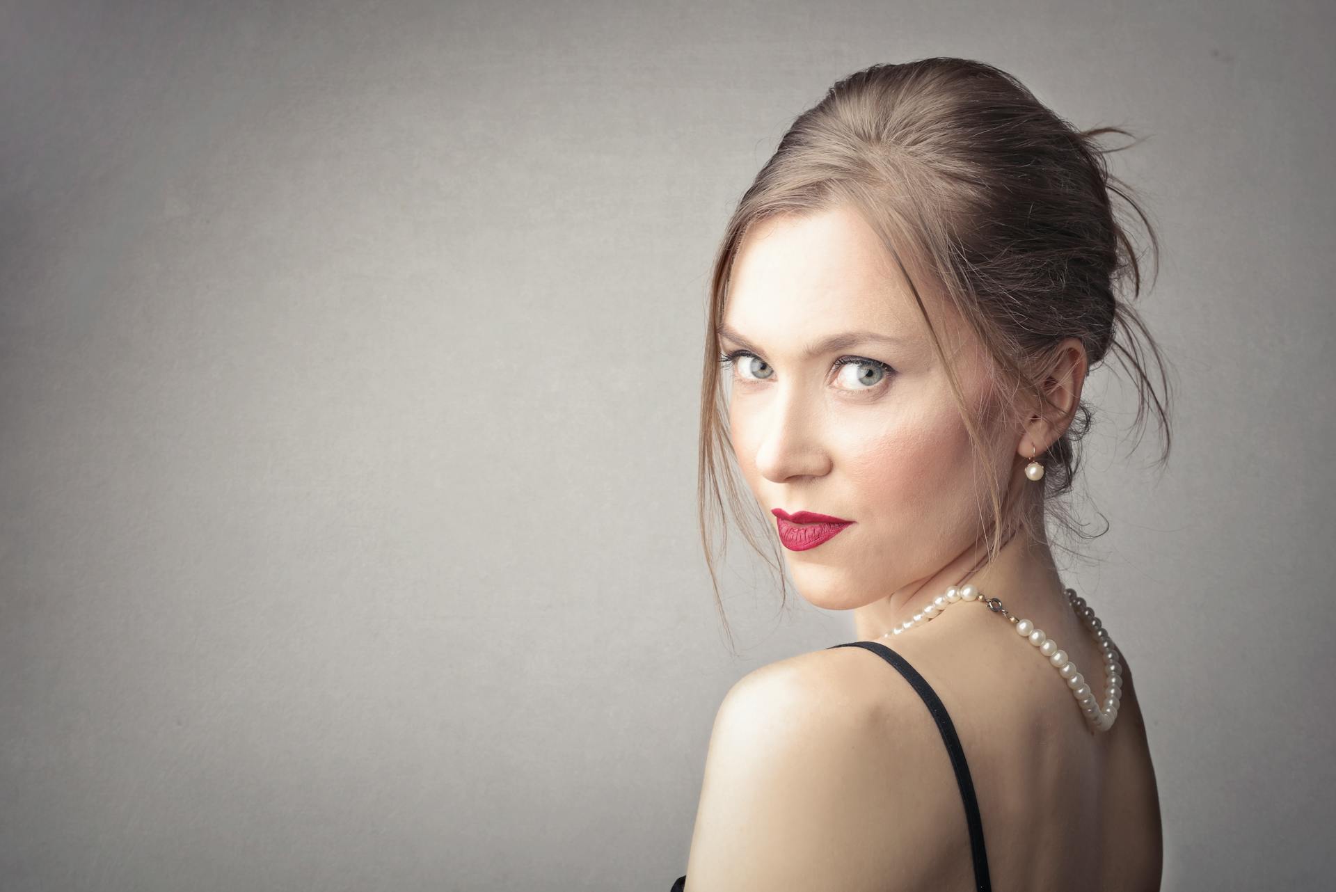 A woman staring in shock | Source: Pexels