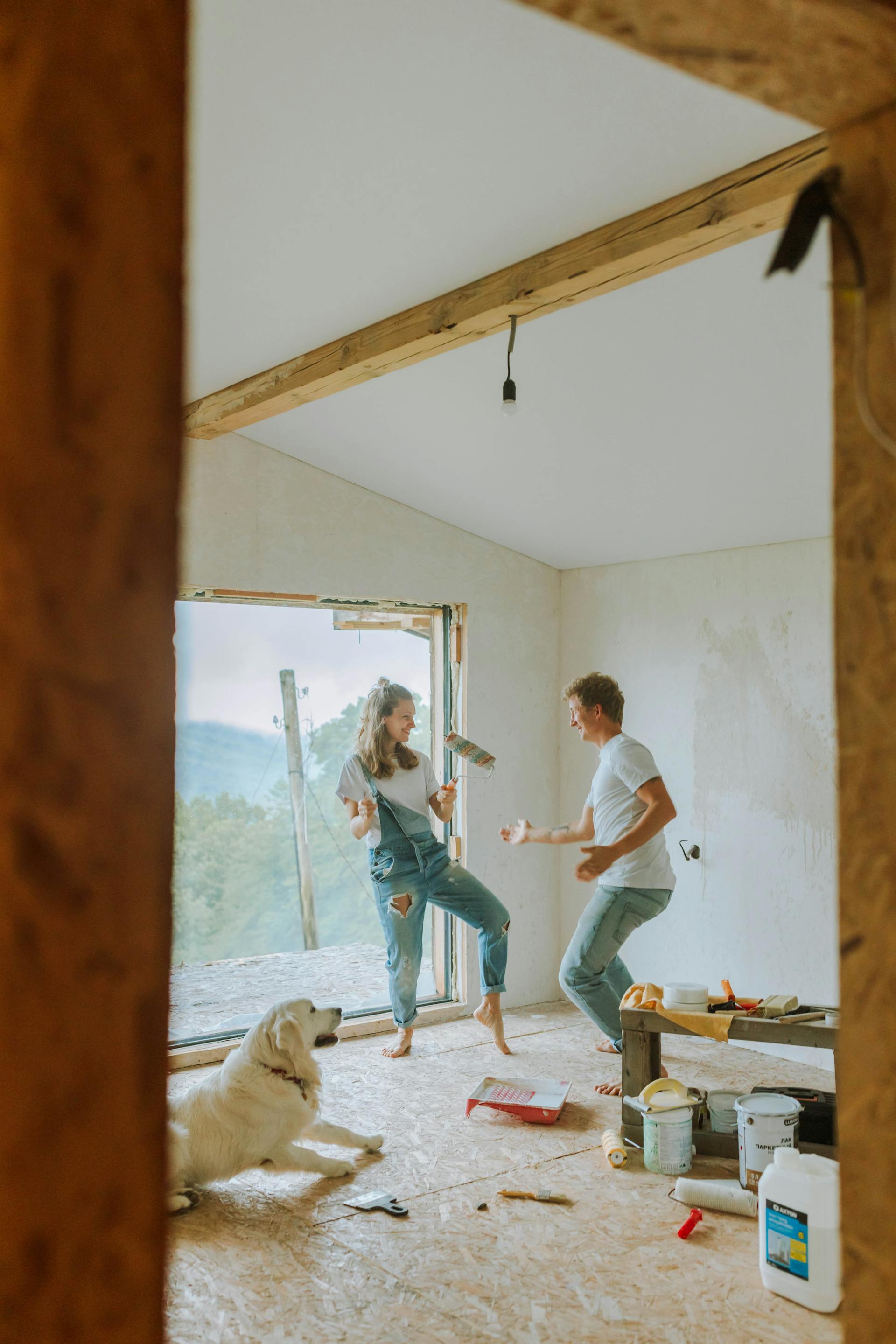 A couple painting a room | Source: Pexels