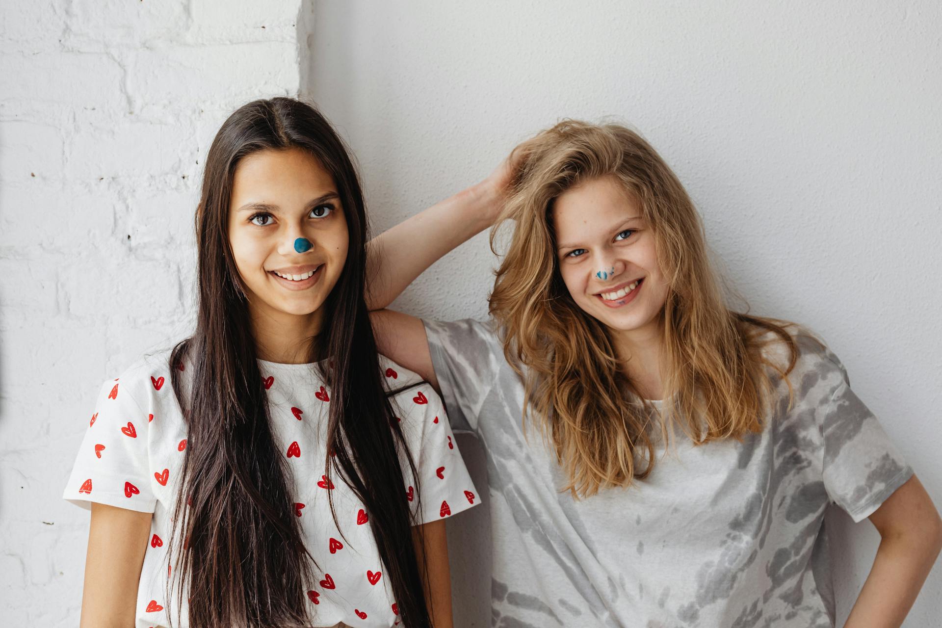 Two cheerful teenage girls smiling | Source: Pexels