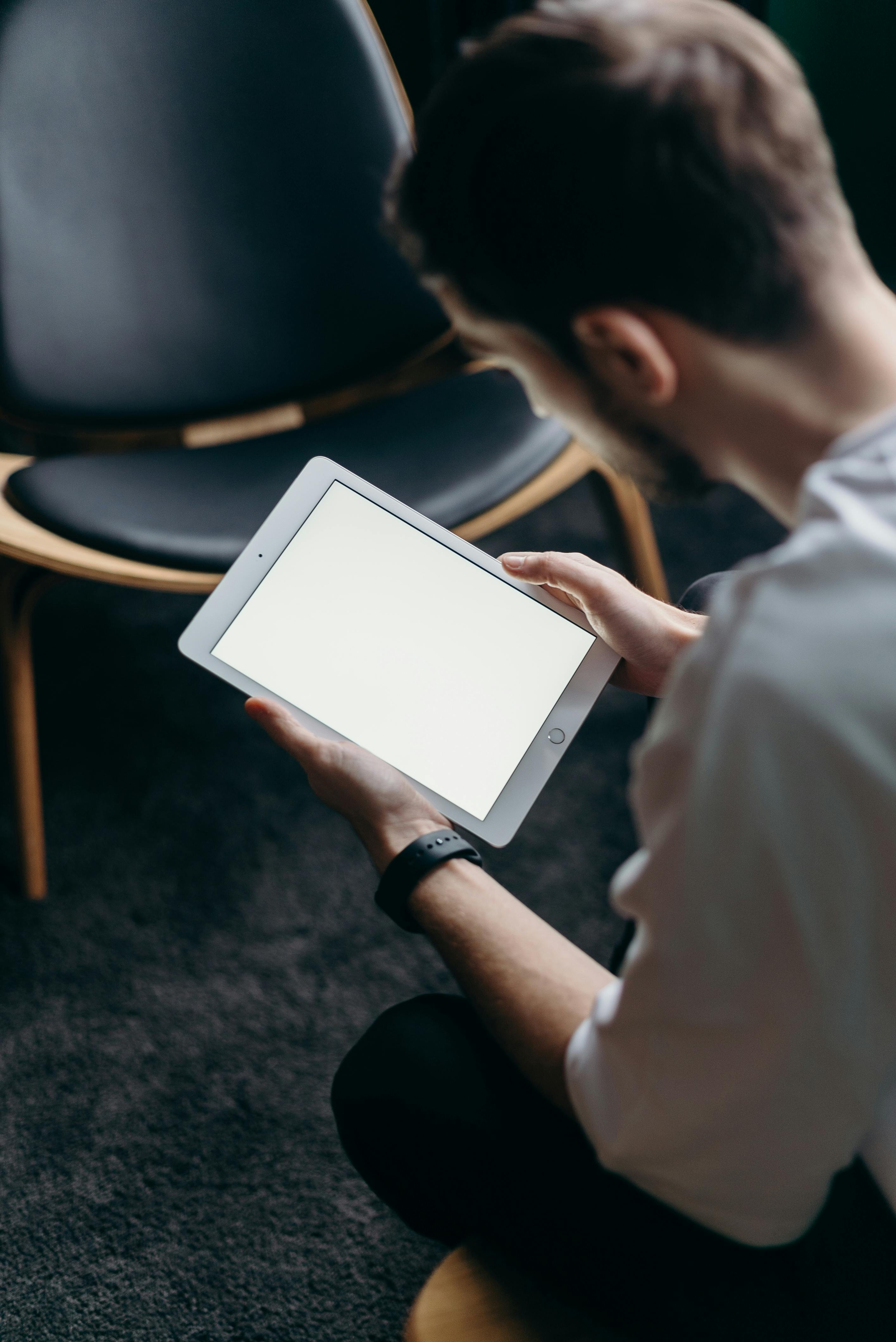 Man using a tablet | Source: Pexels