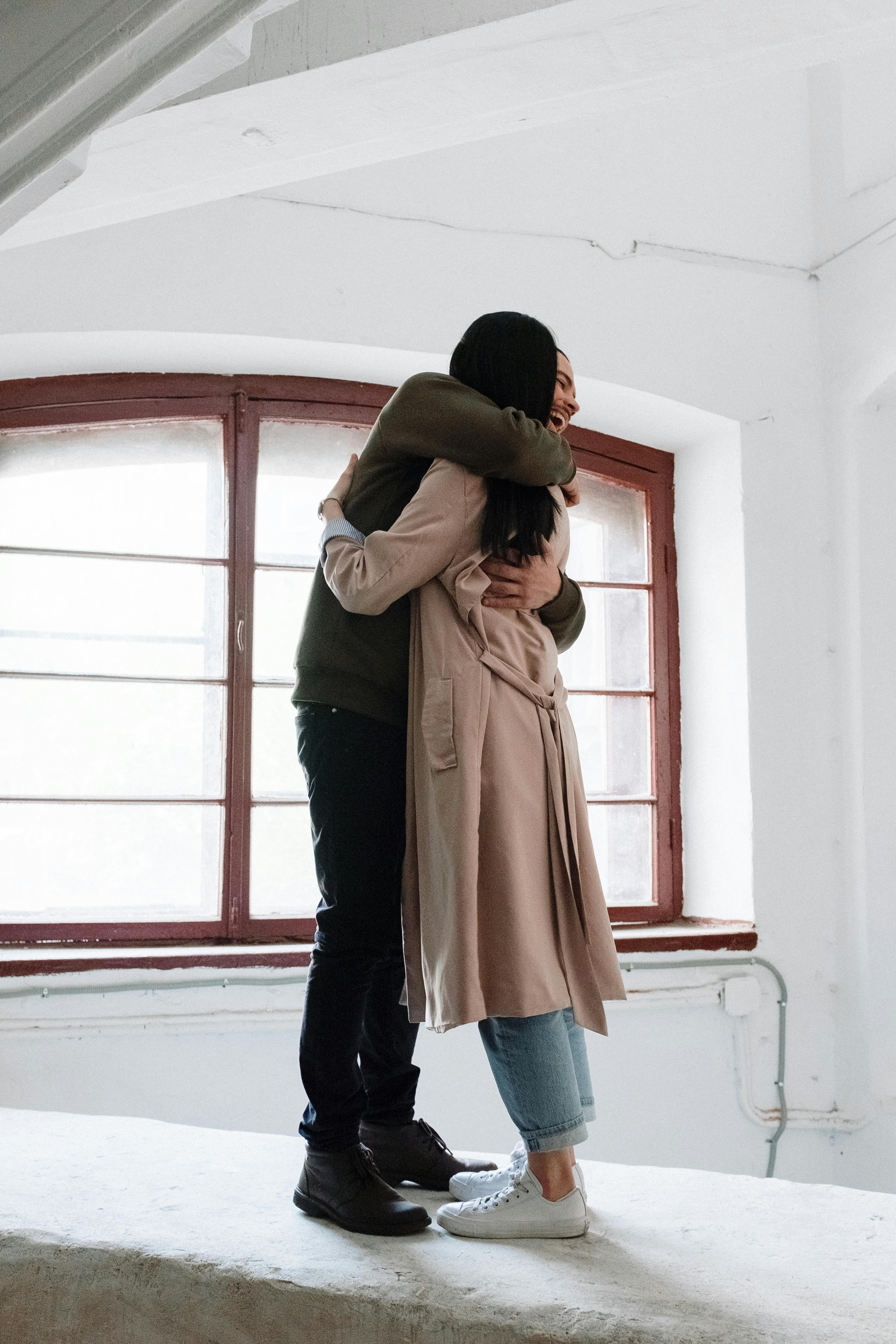 Two people hugging | Source: Pexels