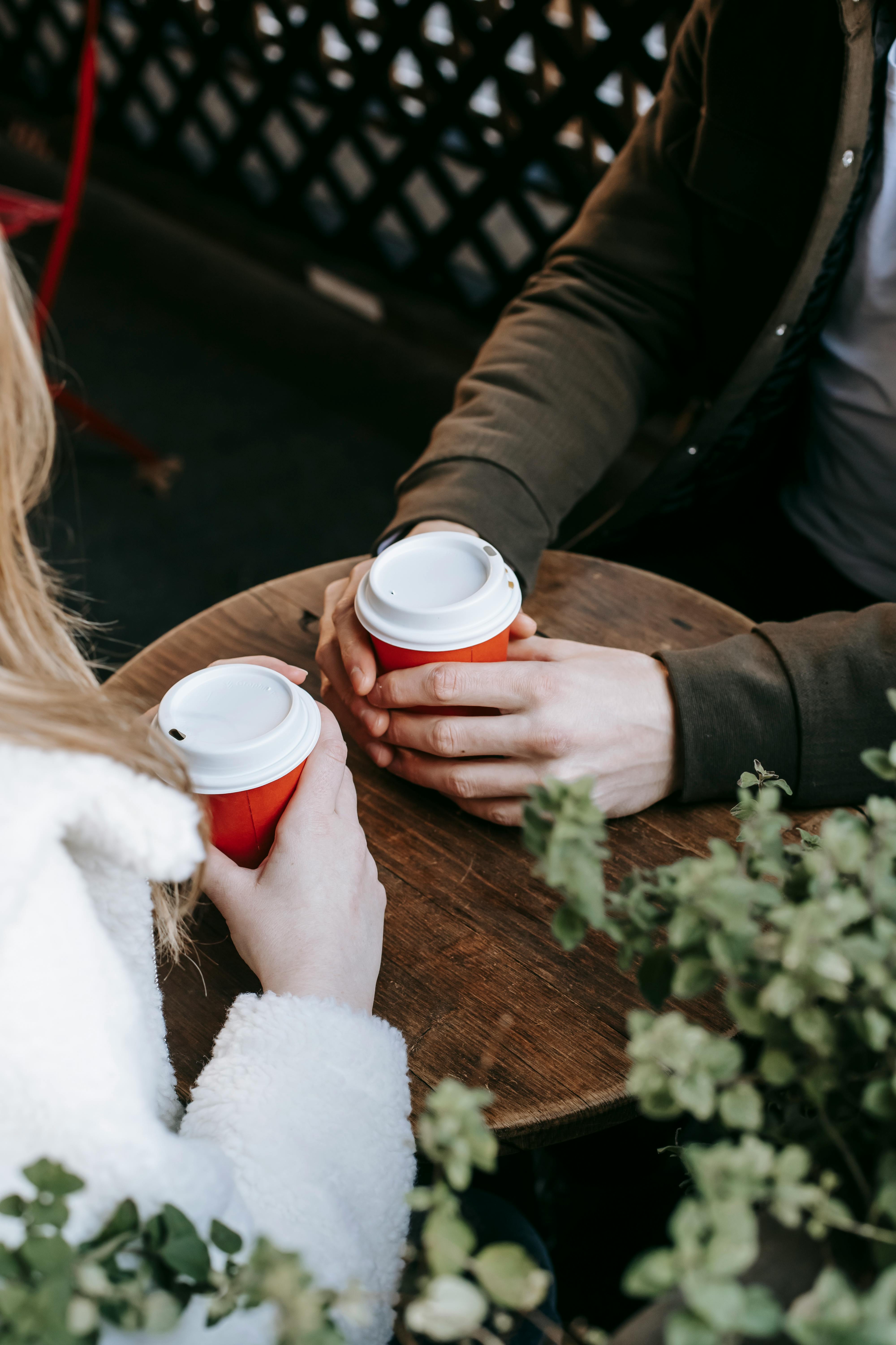 A couple in a cafe | Source: Pexels