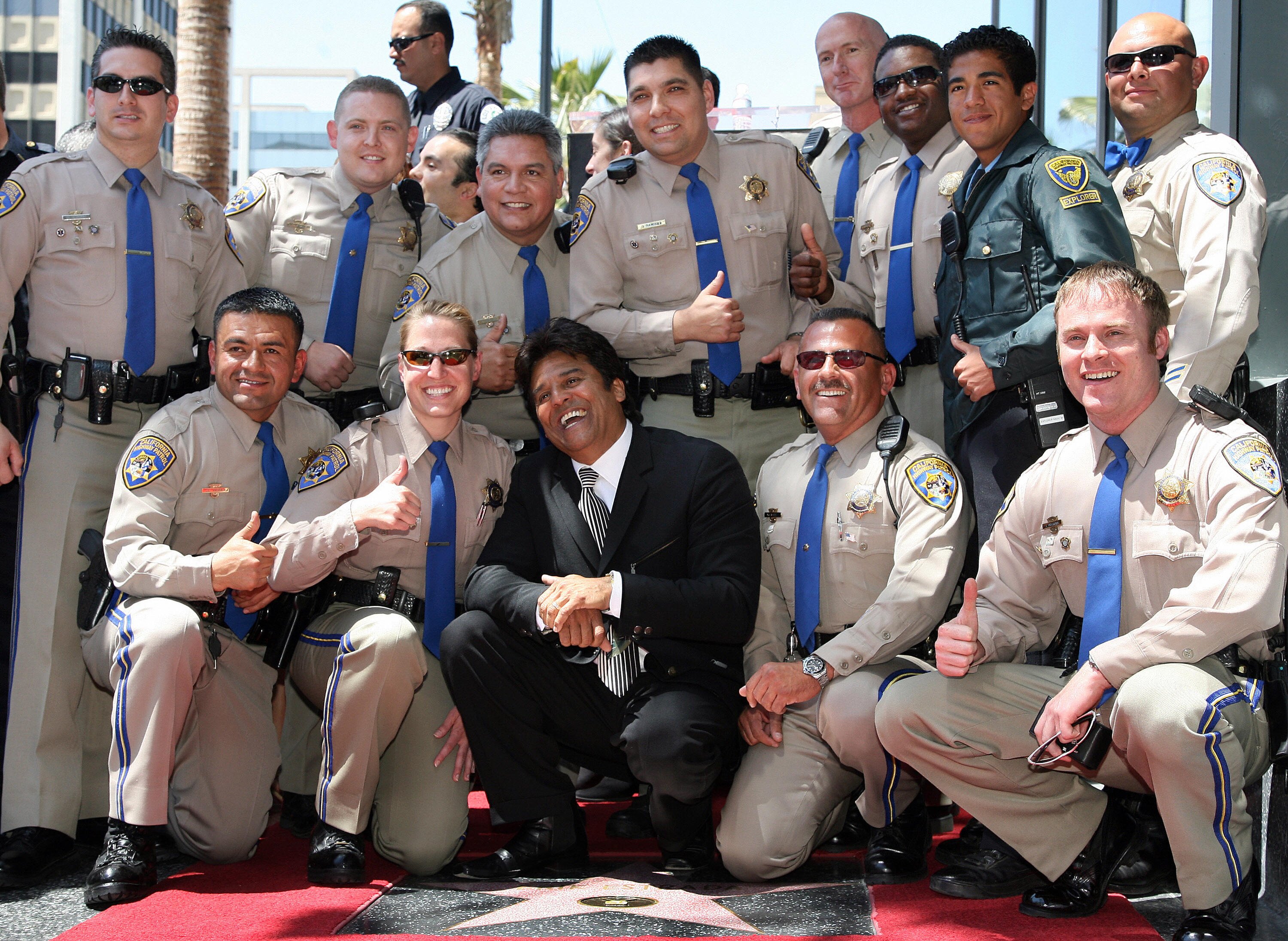 Erik Estrada with California Highway Patrol Police officers on Hollywood Boulevard in Hollywood 19 April 2007 | Source: Getty Images