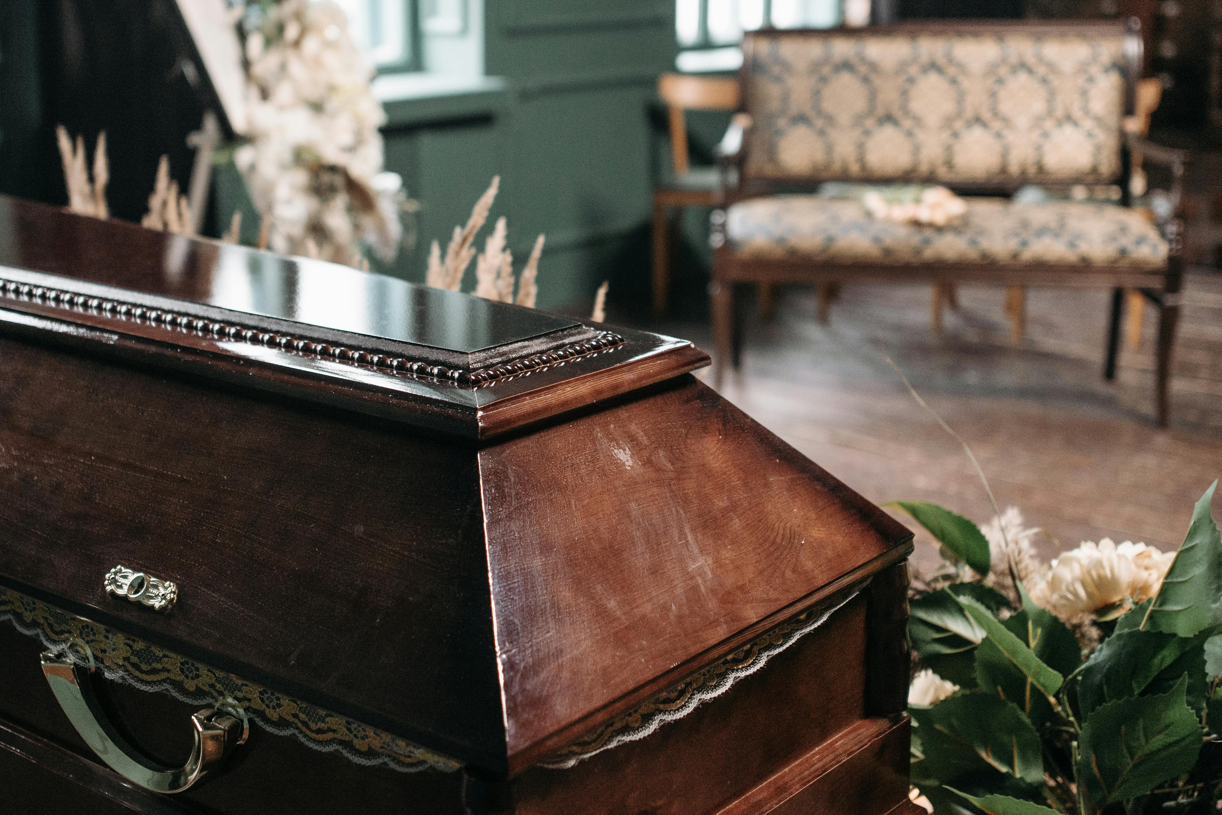 A casket with flowers | Source: Pexels