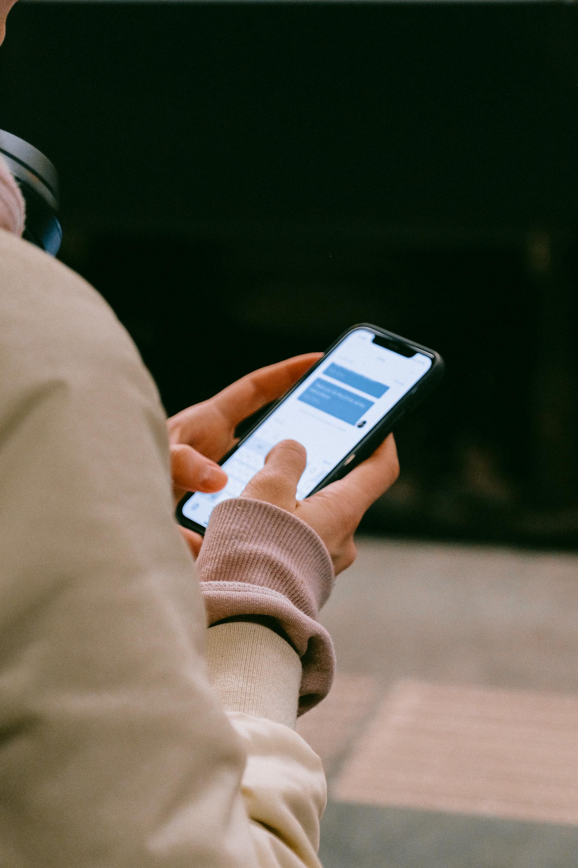 Someone reading a text message | Source: Pexels