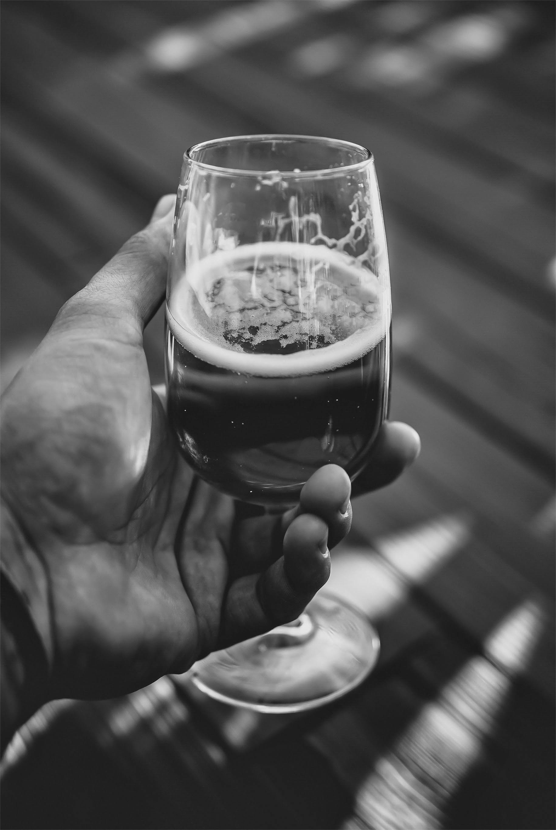 A man's hand holding a drink | Source: Pexels