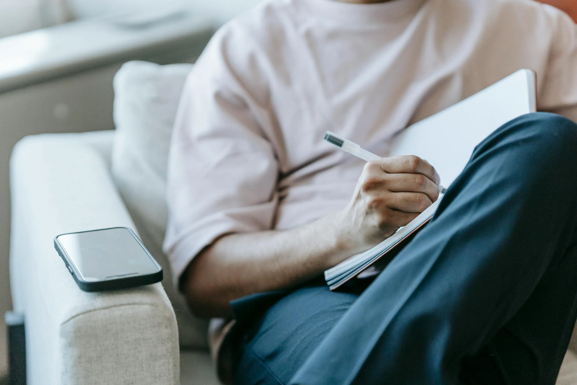 A man writing a note | Source: Pexels